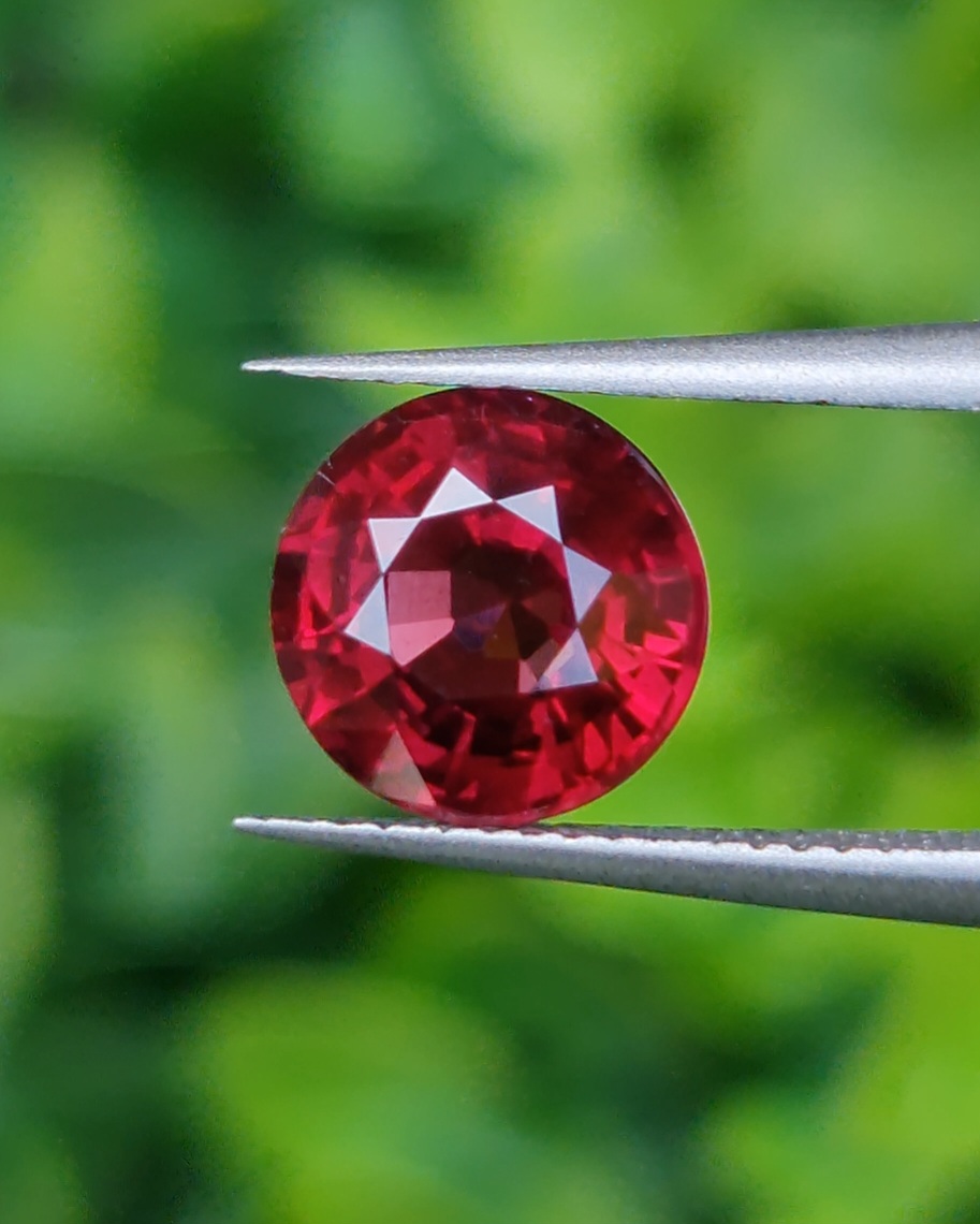 พลอย โรโดไลต์ กาเน็ท Rhodolite Garnet 2.11 กะรัต Cts.พลอยแท้ อัญมณีมงคลประจําวันเกิด เครื่องประดับพลอย