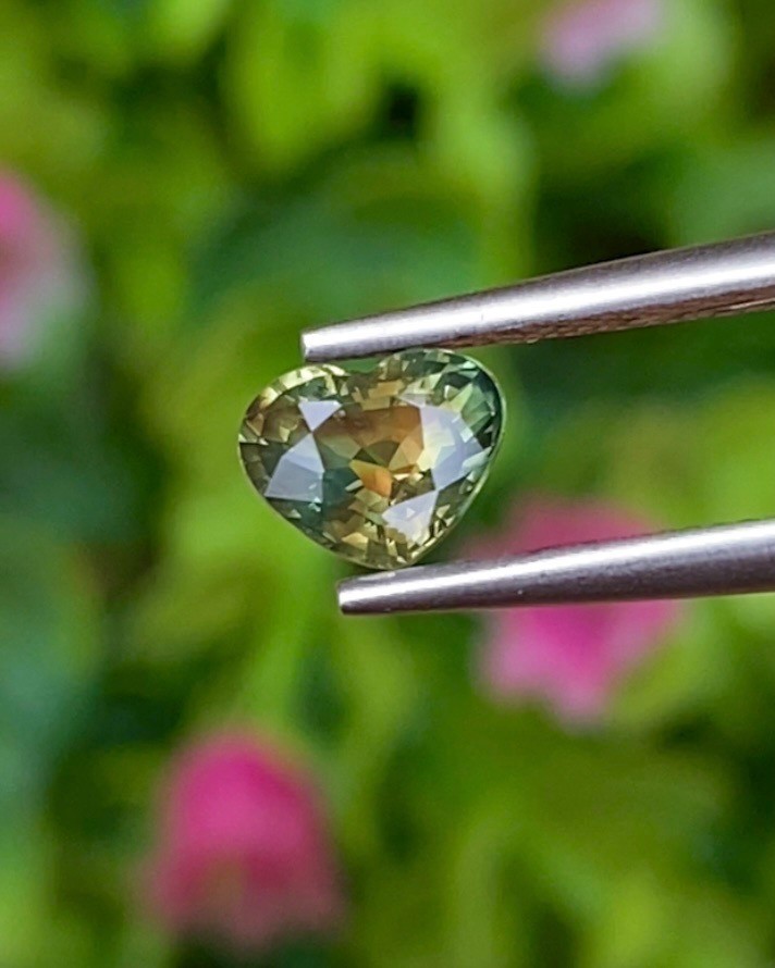 พลอย เขียวส่อง Green Sapphire 0.78 กะรัต (Cts.) ดิบ (Unheated) พลอยแท้ อัญมณีมงคลประจําวันเกิด เครื่องประดับพลอย