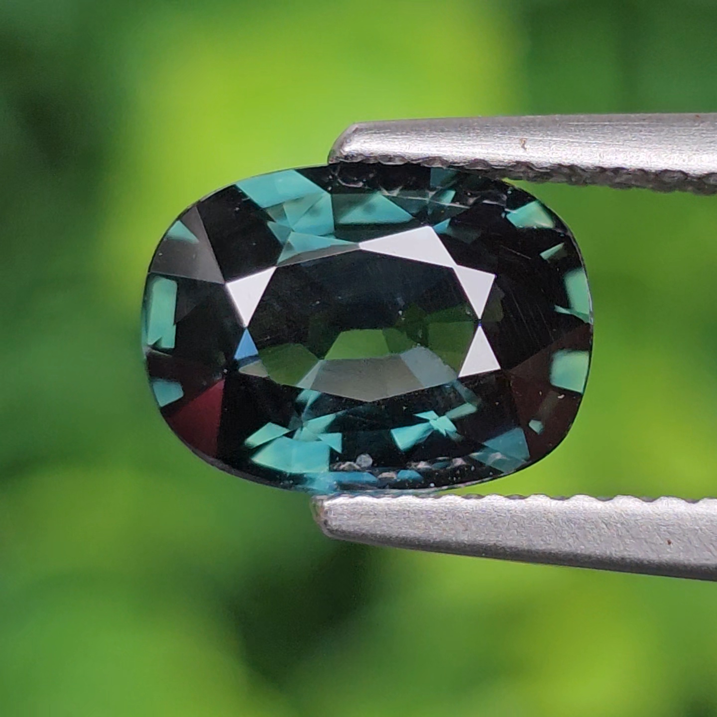 พลอย เขียวส่อง Green Sapphire 2.02 กะรัต (Cts.) ดิบ Unheated พลอยแท้ อัญมณีมงคลประจําวันเกิด เครื่องประดับพลอย