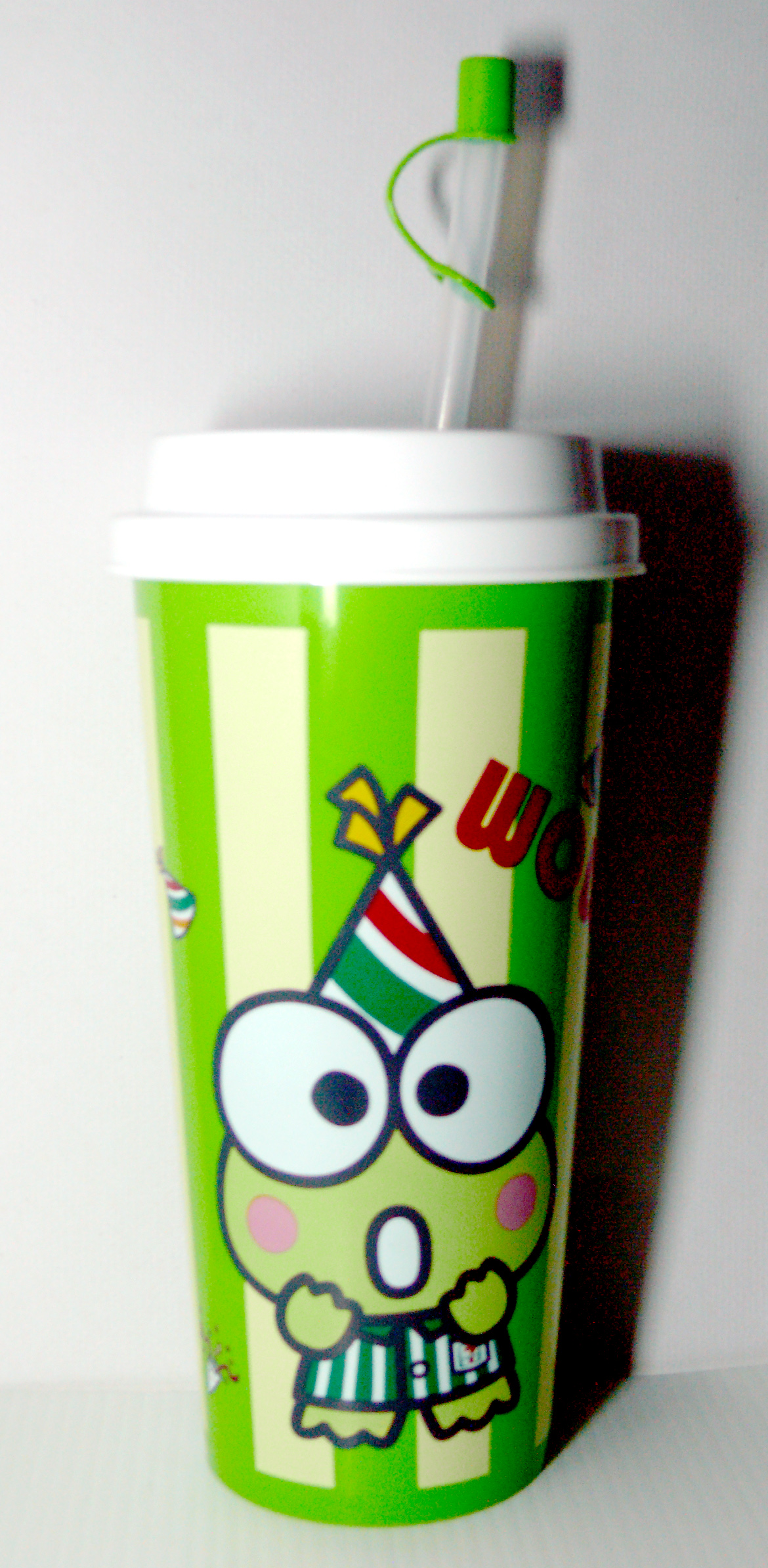 แก้วน้ำอัดลม ขนาดประมาณ 18 ออนซ์ ของสะสมจาก 7-11 Sanrio Collection สี เขียวลายทาง ลายกบเคโระ Kero