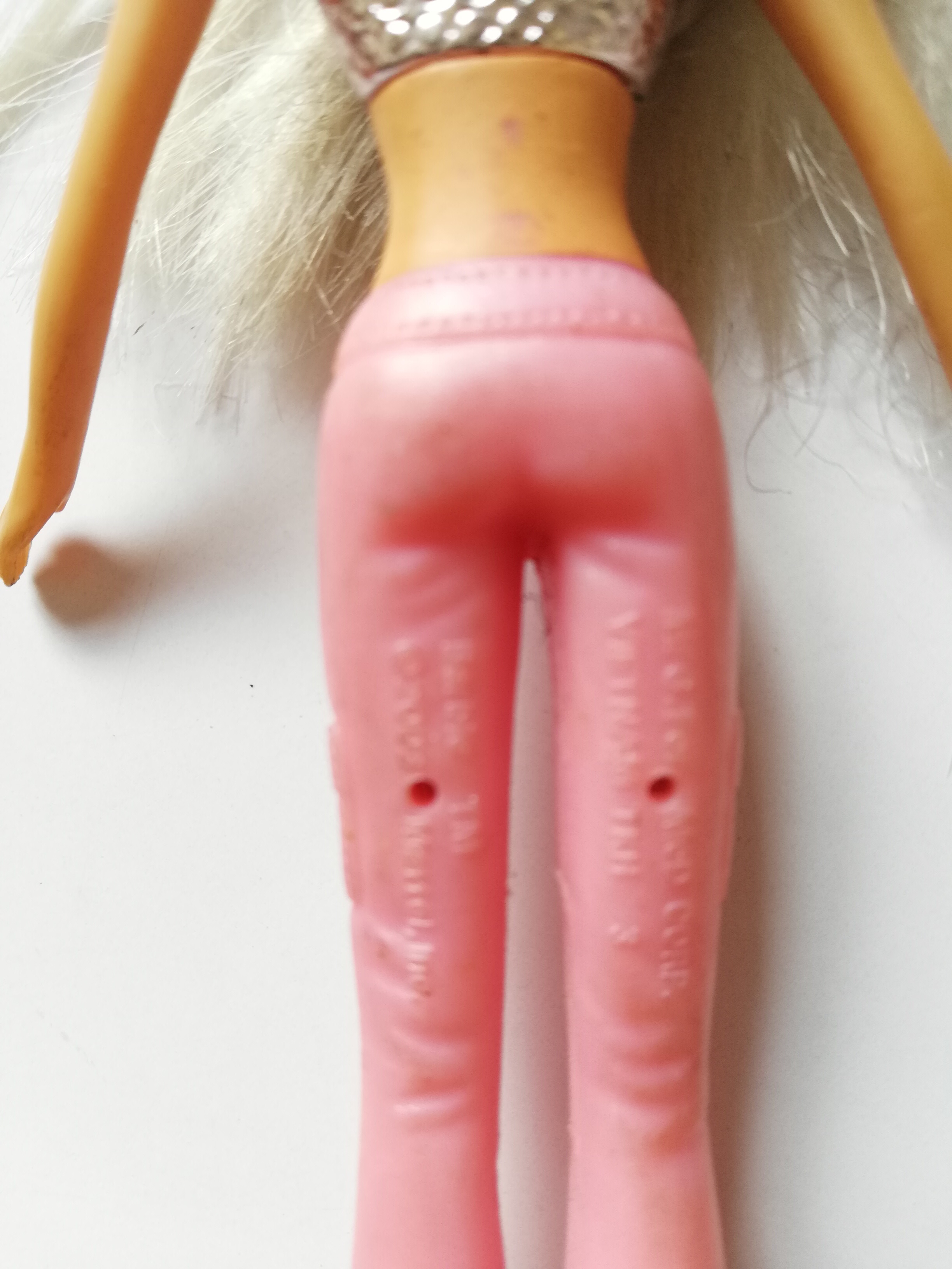 ของเล่นมือ2, ของสะสม ตุ๊กตาบาร์บี้ตัวเล็ก ผมยาวด้านหน้าหยิก และด้านหลังตรง ใส่เสื้อสีชมพูเอวลอย และกางขาบาน แฟชั่นยุค70 **ช่วงเอวมีตำหนิตามภาพ