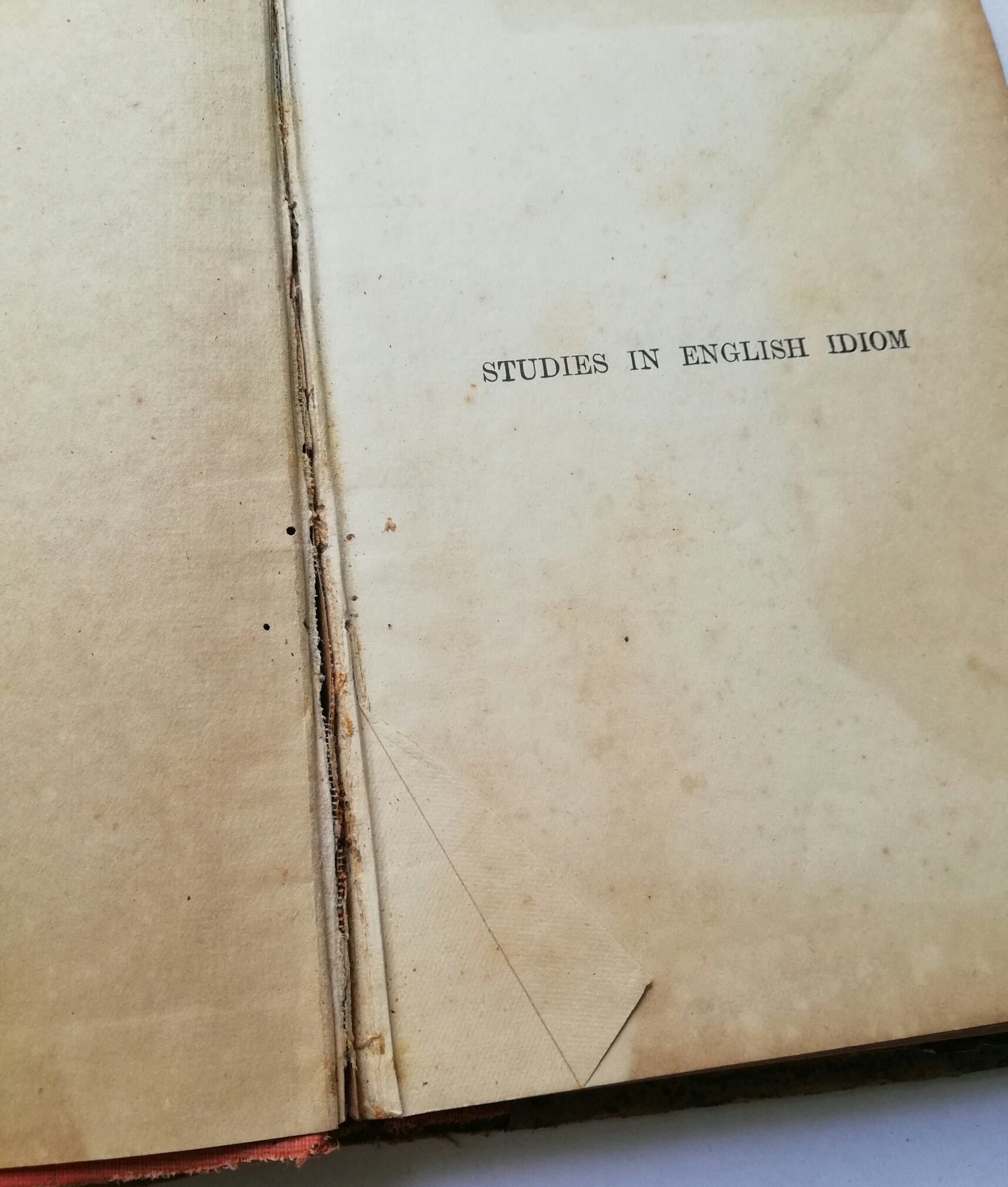 หนังสือภาษาอังกฤษ "STUDIES IN ENGLISH IDIOM " BRACKENBURY**หนังสือปีเก่ามาก มีตำหนิ โปรดดูทุกภาพ