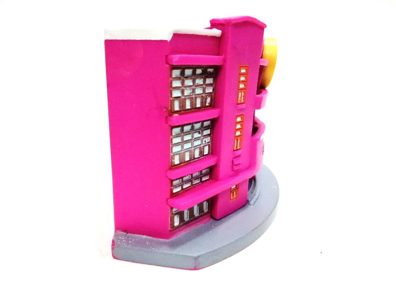 กระปุกออมสิน**ซ่อมสีเล็กน้อย ของ ธนาคารออมสิน รูปตึกธนาคาร สาขาราชดำเนิน ทำด้วยซอฟไวนิล สูงราว 5 นิ้ว สภาพิดี ฝาจุกอยู่ครบ