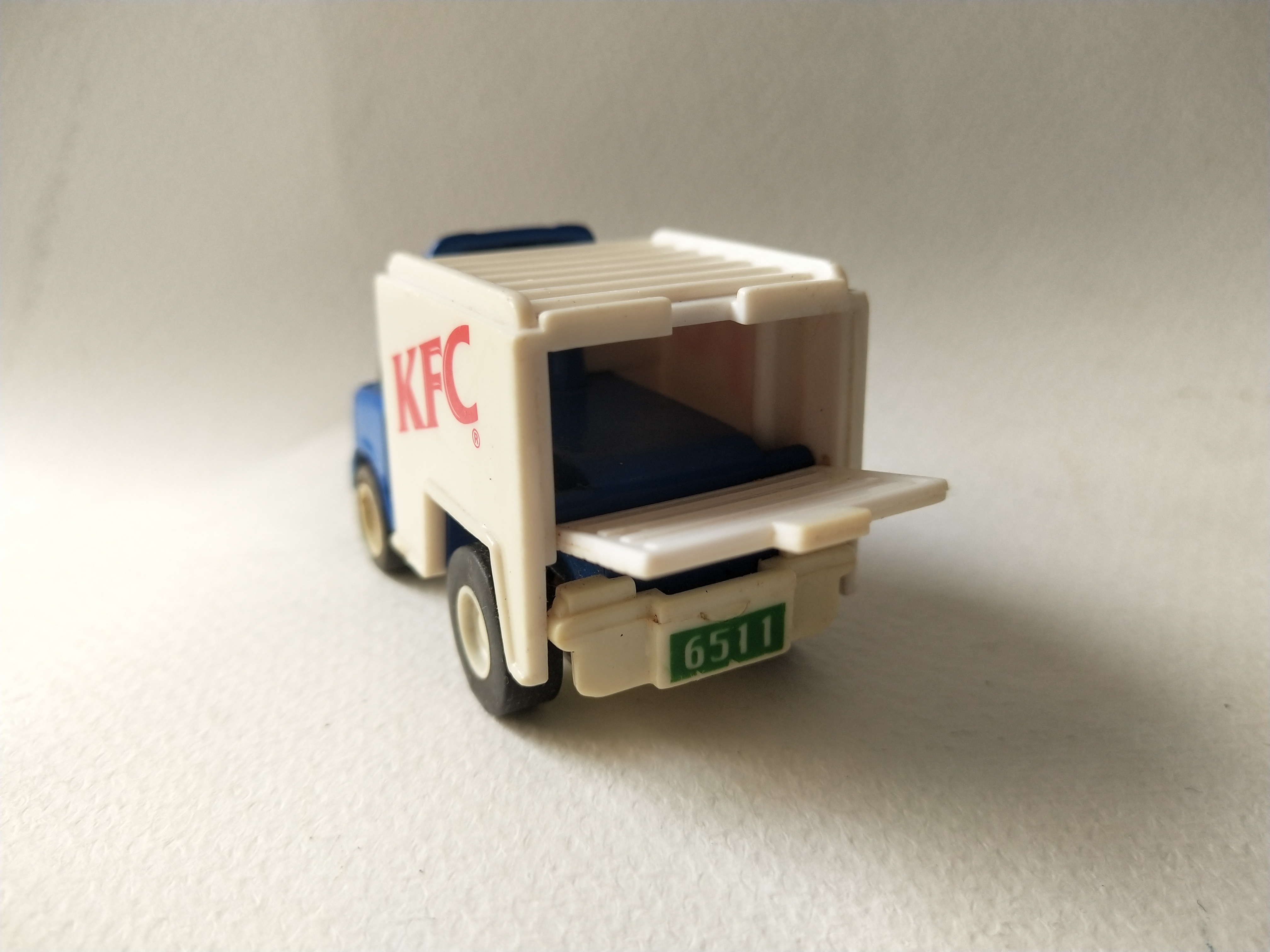 มือ2 ของเล่นของสะสมขนาดเล็ก ตามภาพ รถตู้พิมพ์ลายKFC เปิดท้ายได้