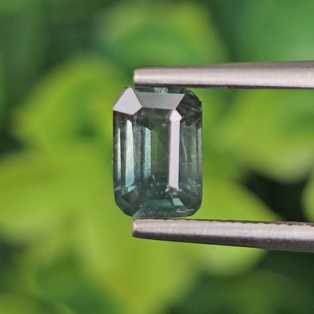 พลอย เขียวส่อง Green Sapphire 1.07 กะรัต (Cts.) พลอยแท้ อัญมณีมงคลประจําวันเกิด เครื่องประดับพลอย