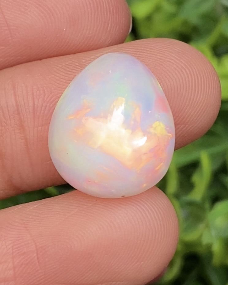 พลอย ไวท์ โอปอล White Opal 8.38 กะรัต (Cts.) พร้อมใบเซอร์ พลอยแท้ อัญมณีมงคลประจําวันเกิด เครื่องประดับพลอย