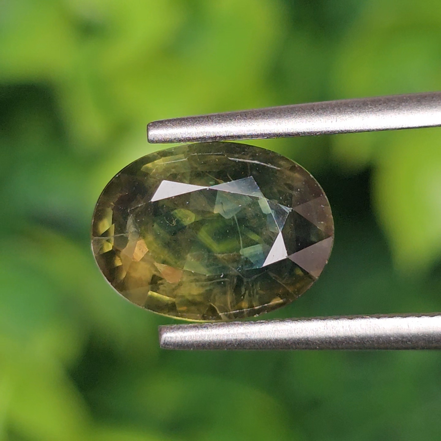 พลอย เขียวส่อง Green Sapphire 2.87 กะรัต (Cts.) พลอยแท้ อัญมณีมงคลประจําวันเกิด เครื่องประดับพลอย