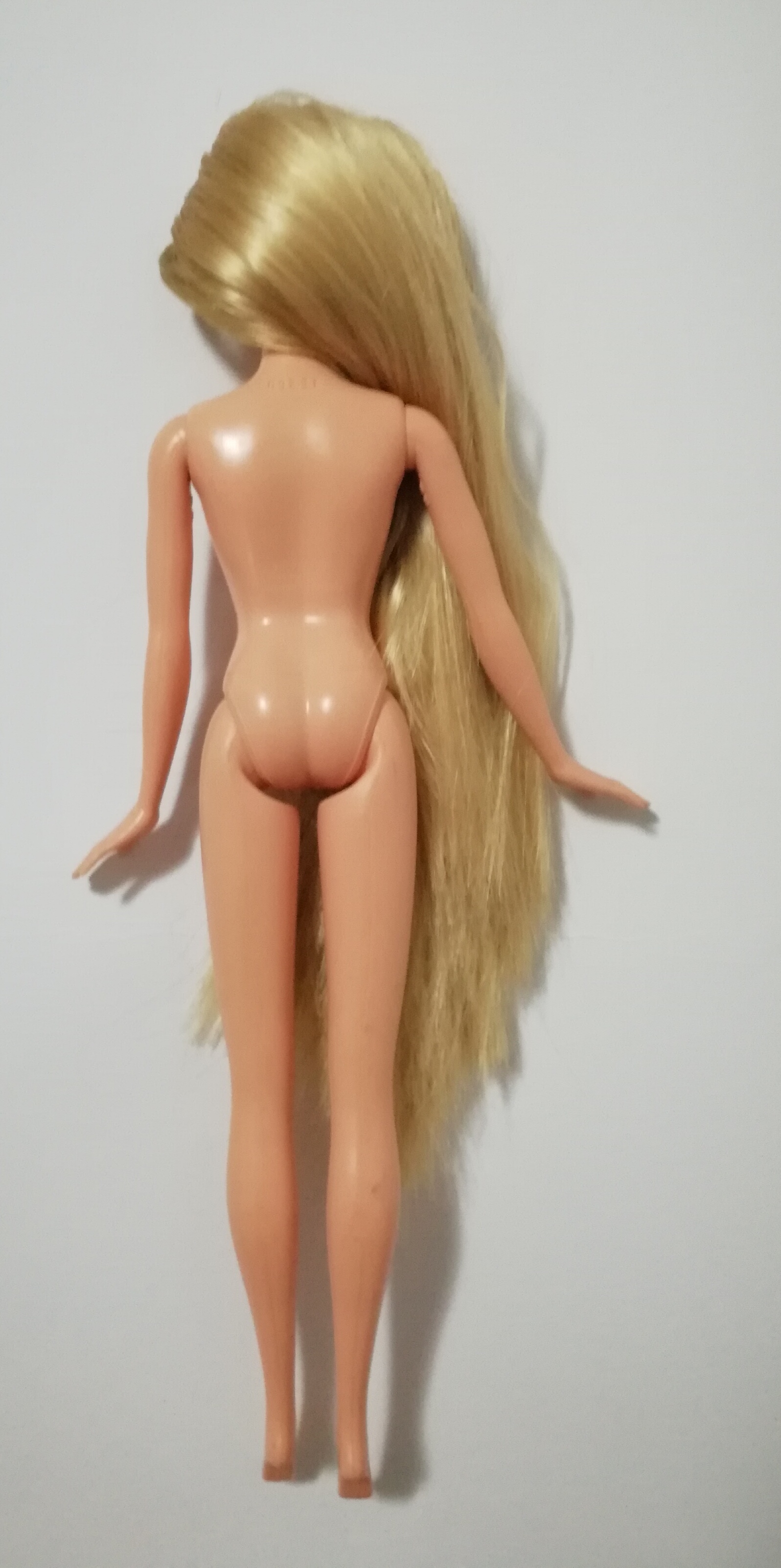 ตุ๊กตาบาร์บี้ เจ้าหญิงราพันเซล แถมชุด**แขนหลวมบ้าง Princess Rapunzel จากดิสนีย์ ปริ๊นเซส Disney Princess หน้าสวย ผมทองยาวสลวย รุ่นขาแข็ง หักงอไม่ได้ ของแท้แมทเทบปี 2012 Made in Indonesia, **ปลายผมมีตำหนิเล็กน้อยตามภาพ