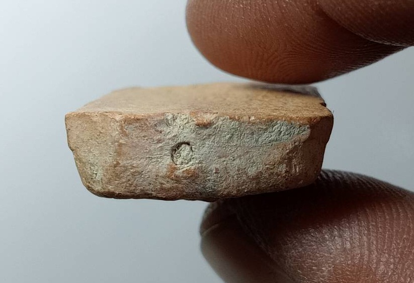 ผ3202 พระเนื้อดิน หลวงพ่อปาน วัดบางนมโค พิมพ์ทรงไก่