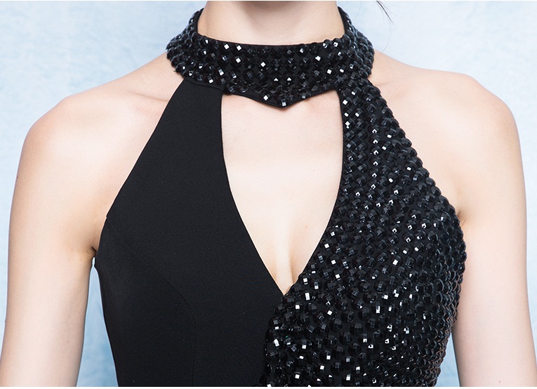 Pre-order ชุดราตรียาวคล้องคอทรงหางปลาสีดำ คอเว้าลึก แต่งลูกปัดเรียบหรู ซิปหลัง