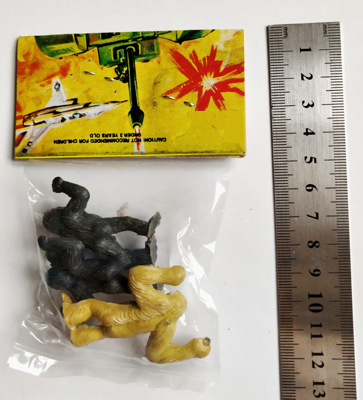 ของเล่นเก่า ของสะสมเรโทร ตุ๊กตุ่นคิงคองพลาสติกท่าทางต่างๆในแพ็คเก่าเดิมๆ แพ็คละ 3 ตัว สีเหลือง-ดำ