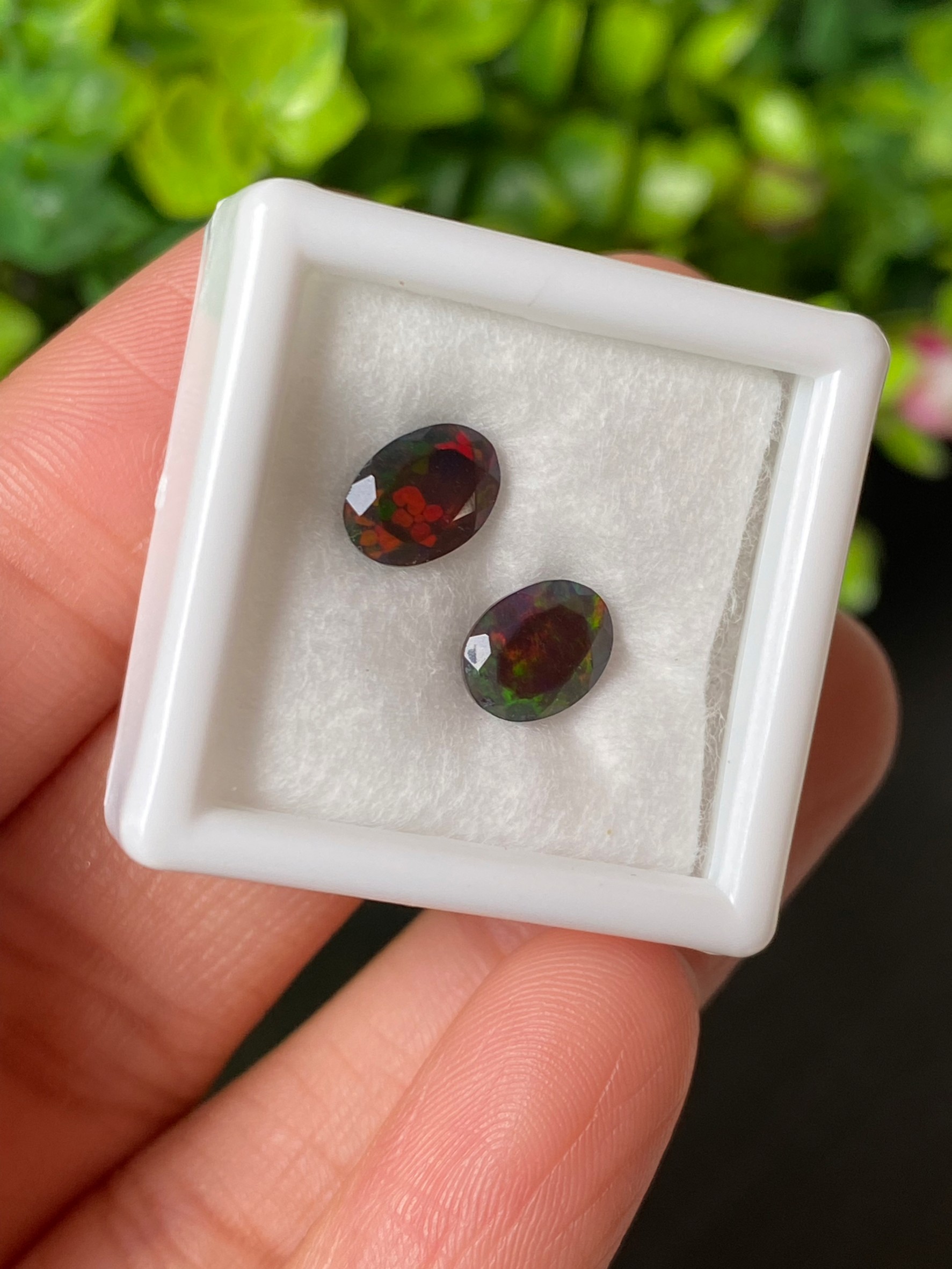 พลอย แบล็ก โอปอล Black Opal 1.22 กะรัต (Cts.) 2 เม็ด (Pcs.) พลอยแท้ อัญมณีมงคลประจําวันเกิด เครื่องประดับพลอย