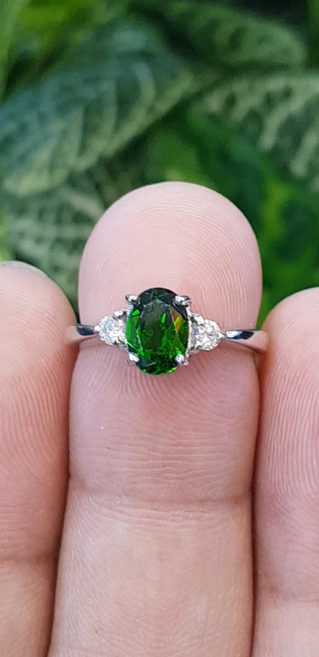 แหวน พลอย กรีนโครม ไดออฟไซด์ Green Chrome Diopside Silver Ring (Size) 50 ตัวเรือนเงิน ชุบทองคำขาว/โรเดียม ประดับด้วยเพทาย เพชร CZ คัดคุณภาพ