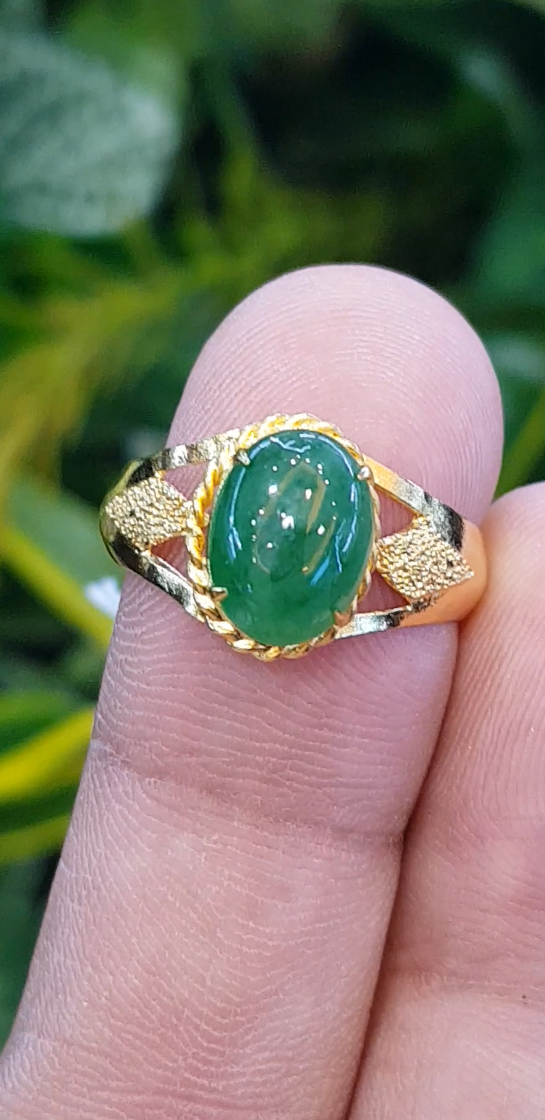 หยก พม่า แท้ Jade แหวนหยก 翡翠戒指 (Jadeite ring) 1.75 กะรัต (Cts.) Size 57 ดิบ ไม่ผ่านการปรับปรุง (Type A) พม่า (Myanmar)