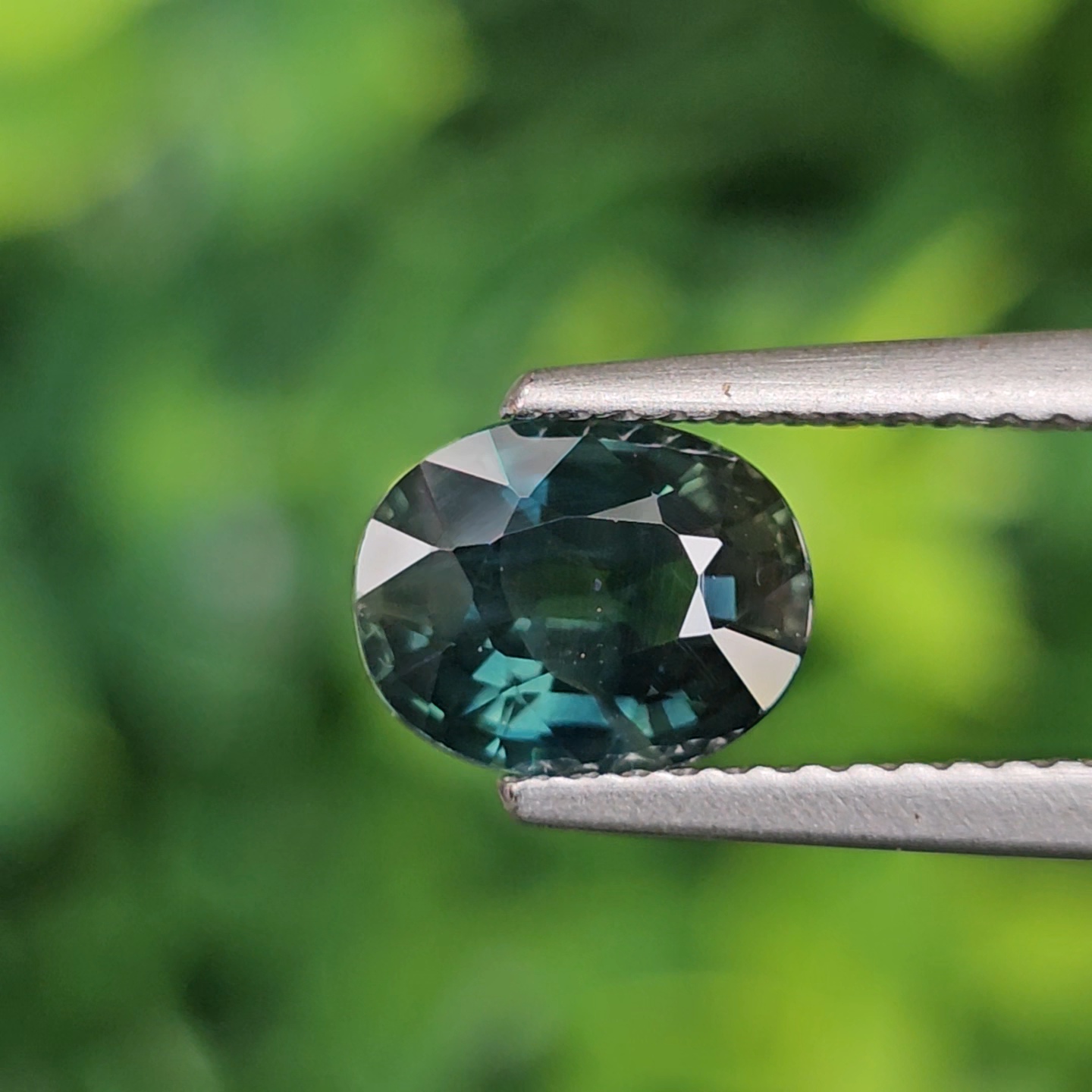 พลอย เขียวส่อง Green Sapphire 1.87 กะรัต (Cts.) ดิบ Unheated พลอยแท้ อัญมณีมงคลประจําวันเกิด เครื่องประดับพลอย