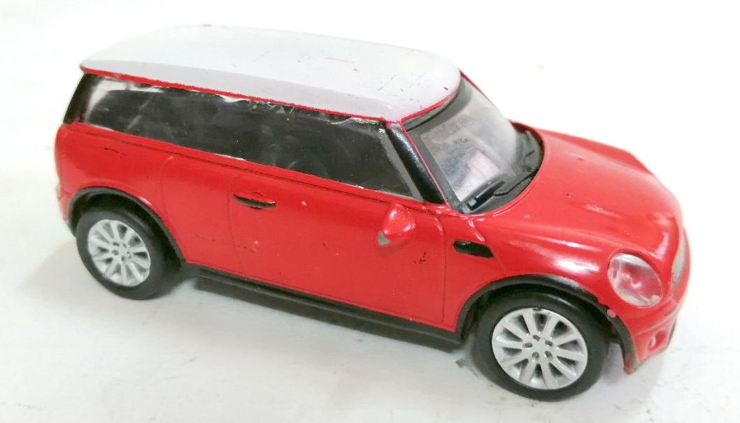 รถเหล็กงานเก่าสะสม สีแดง หลังคาสีขาว **สีถลอก มีตำหนิ ตามภาพ ขนาดยาวราว 10 ซม.ขายตามสภาพเก็บสะสม