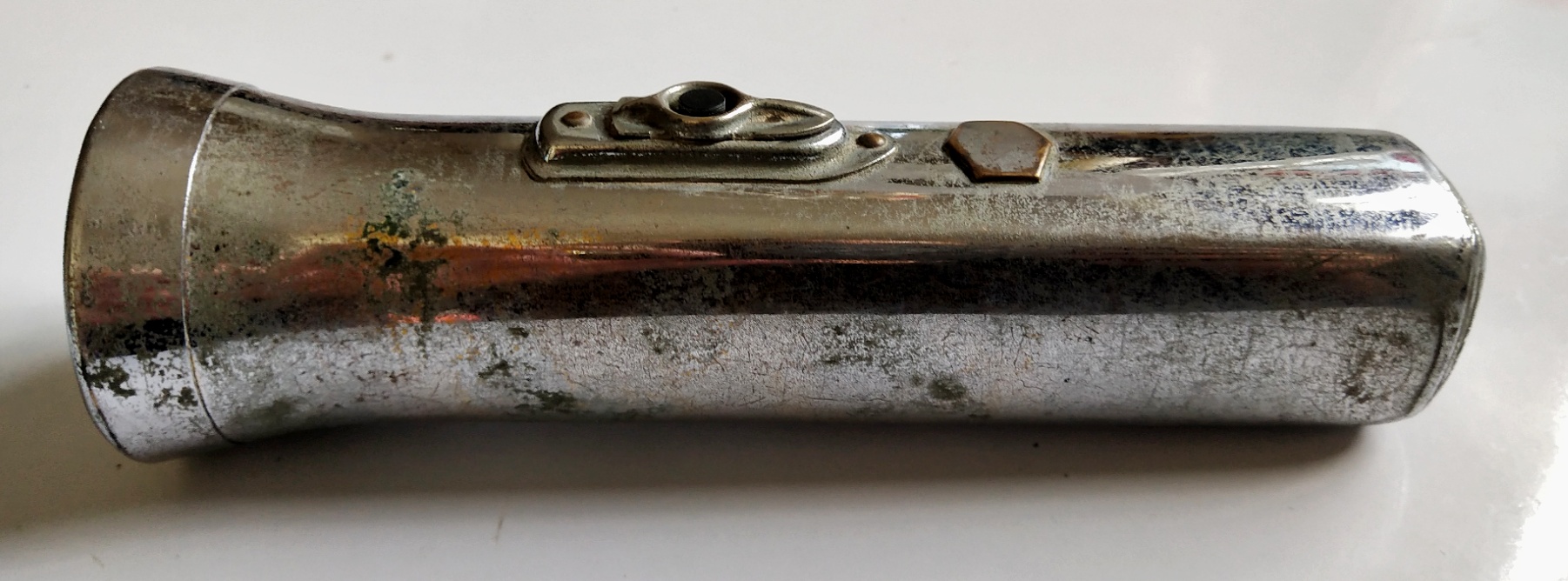 ของเก่าสะสม ไฟฉาย EVEREADY กระบอกเหล็ก เปลี่ยนถ่าน และหลอดไฟได้ สภาพเก่าเก็บ ใช้ไม่ได้แล้ว แถมถ่าย RAY O VAC (ถ่านสิ้นสภาพการใช้งานแล้ว)2ก้อน ยังไม่ได้แกะขั้ว ขายทั้งหมด