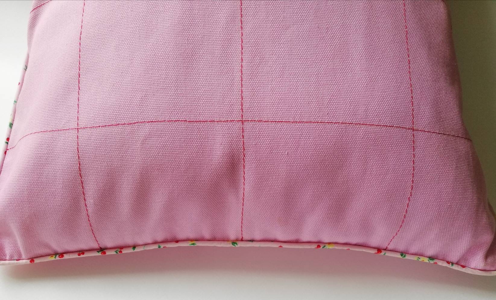 ปลอกหมอนอิงขนาด16"*16" สีชมพูหวานผ้าค๊อตต้อนเนื้อหนา แต่งด้านหน้าด้วยการตีตารางและกุ๊นขอบด้วยผ้าค๊อตต้อนชมพูลายเชอรี่สีแดงน่ารัก ติดซิปซ่อนชมพู