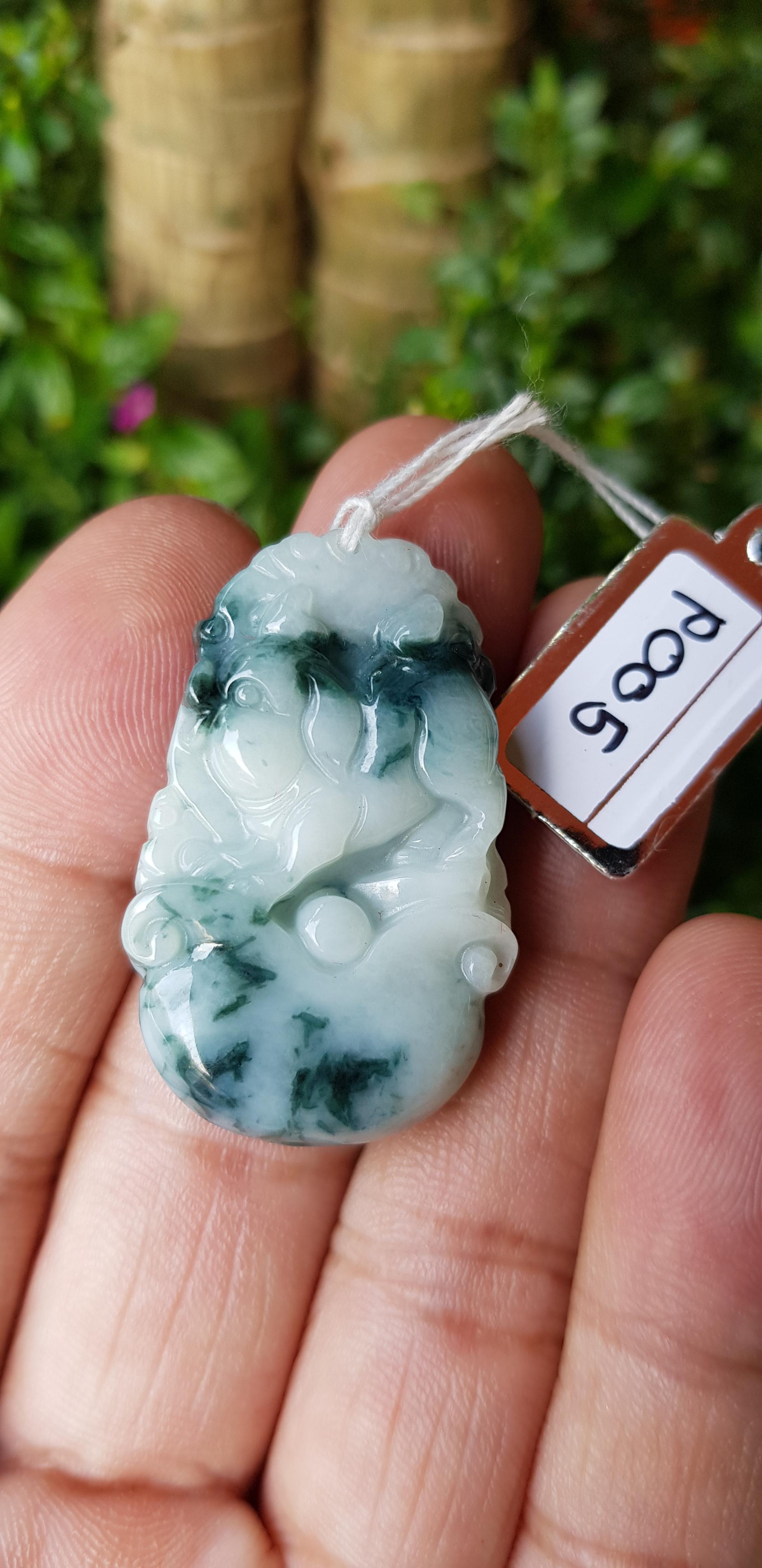 หยก พม่า แท้ Jade จี้หยก (jadeite) แกะสลักรูปสุนัข (ปีจอ) ดิบ ไม่ผ่านการปรับปรุง (Type A) พม่า (Myanmar)