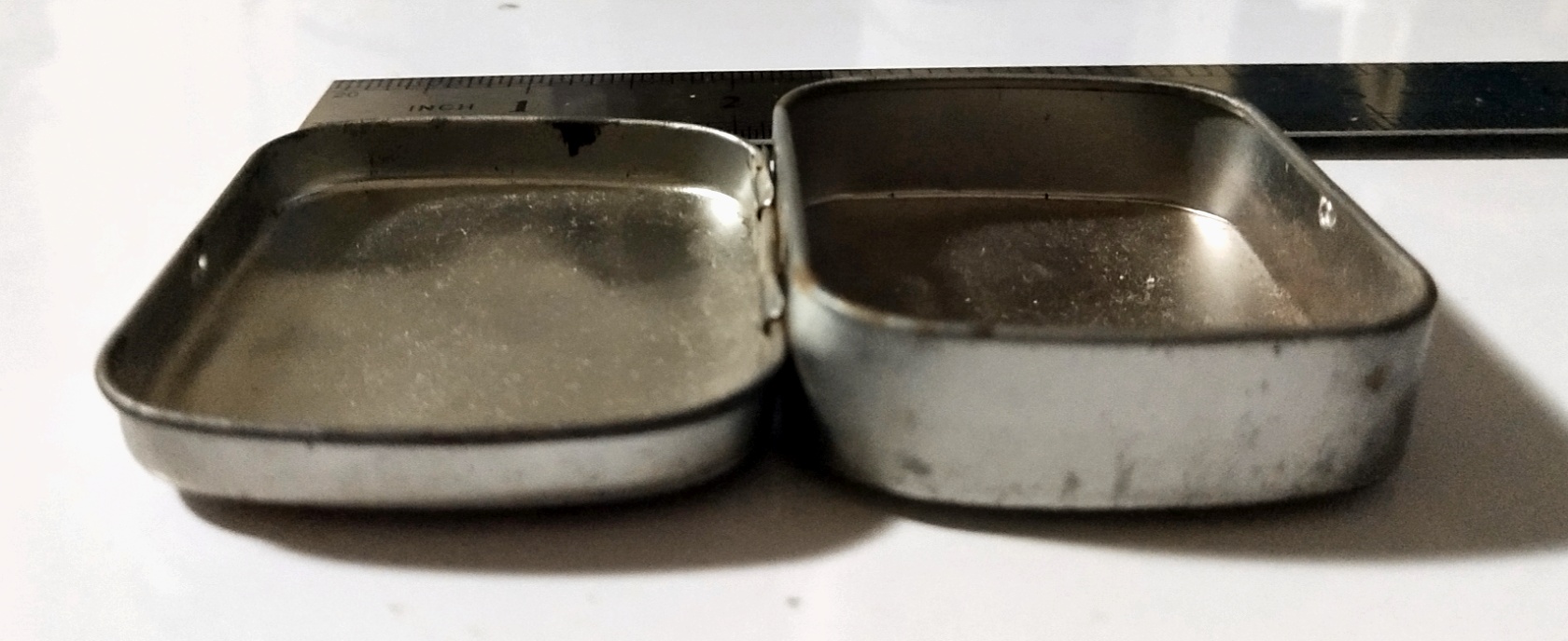 ของสะสมเก่า**มีตำหนิตามภาพ กล่องสังกะสี ลูกอม FISHERMAN'S FRIEND ขนาดเล็ก ฝาเปิดปิดแกนยึด สภาพเก่าเก็บ