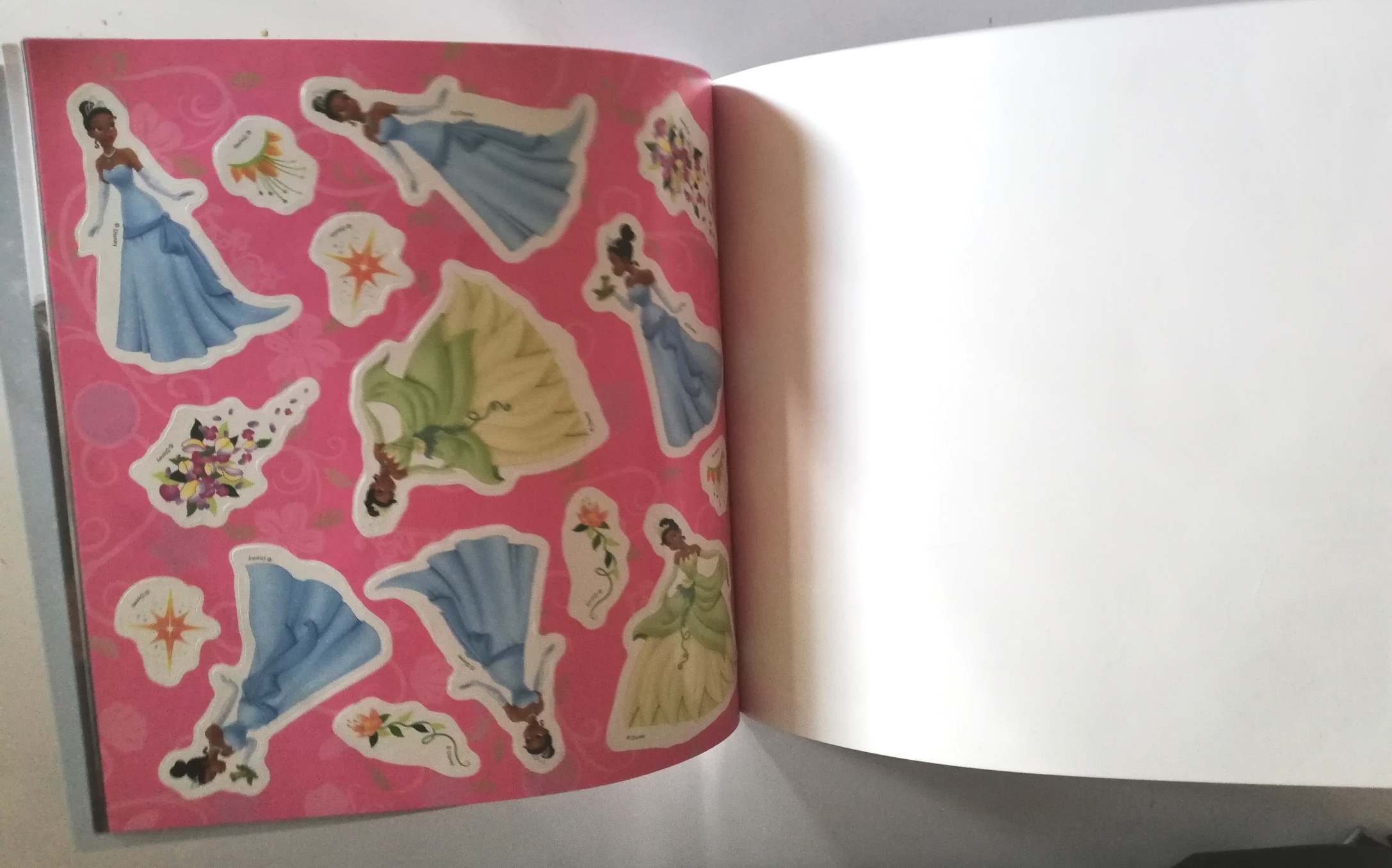 หนังสือนิทานฉบับภาษาอังกฤษ จาก วอลท์ดิสนีย์ แบบ 2 เรื่องใน 1 เล่ม ,เจ้าหญิงกบ เทียน่าและเพื่อนหมาขนฟู กับสติ๊กเกอร์มากกว่า50แบบ , PRINCESS Tiana and Her Furry Friend 2Books in 1! Over 50 Stickers! ด้านหลังㆍPRINCESS Aurora and the Helpful Dragon พร้อมสติ๊ก