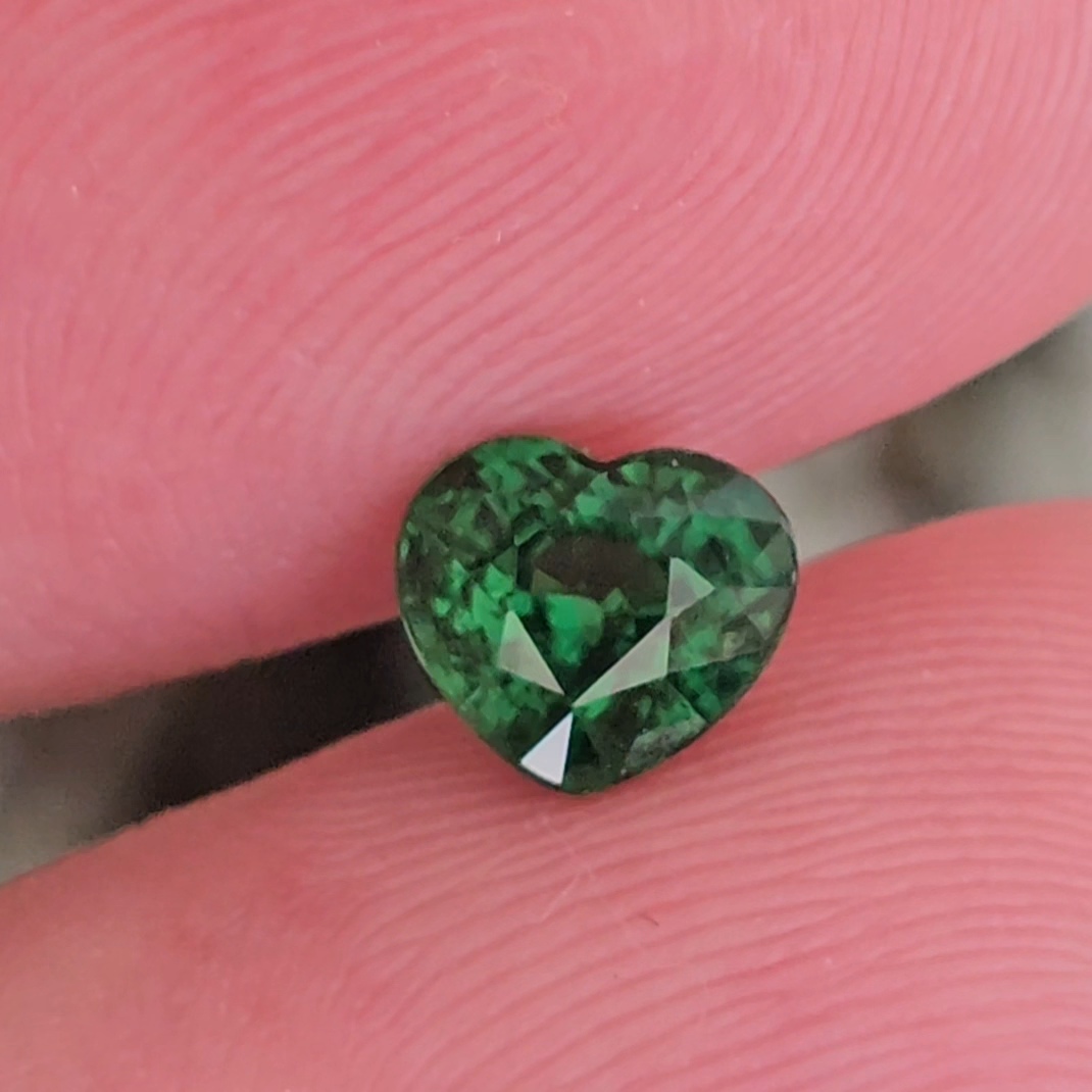 พลอย ซาโวไรท์ Tsavorite Garnet 1.16 กะรัต (Cts.) ดิบ Unheated พร้อมใบเซอร์ อัญมณีมงคลประจําวันเกิด เครื่องประดับพลอย