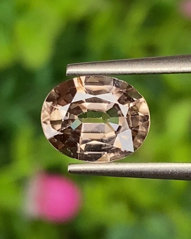 พลอย เพทาย (Zircon) 2.41 กะรัต (Cts.) พลอยแท้ อัญมณีมงคลประจําวันเกิด เครื่องประดับพลอย