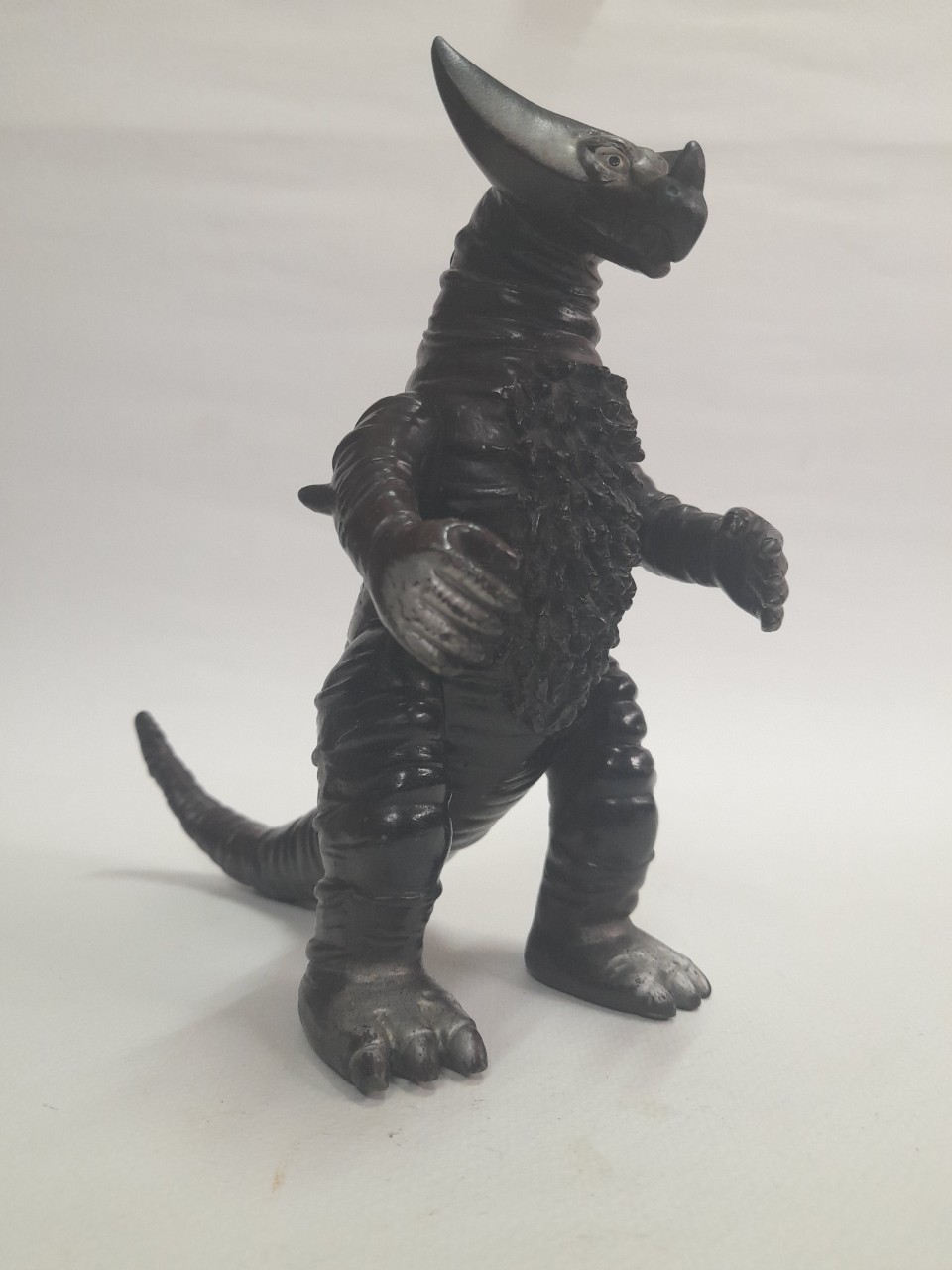 มีหลายภาพ,**ซ่อมเขา***ซอฟ 6.5-7 นิ้ว สัตว์ประหลาดโกโมร่า จากอุลตร้าแมน Bandai Japan 1983 สภาพดี มีรอยบ้าง มีปั๊มใต้เท้า