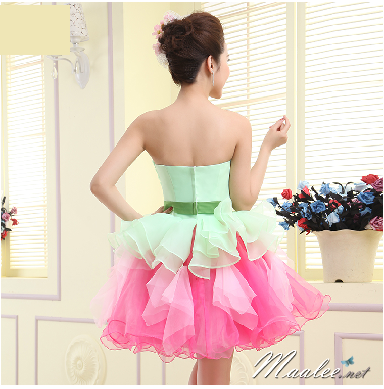 พร้อมเช่า ชุดแฟนซี ชุดราตรีสั้น เกาะอก สีเขียวชมพู แต่งดอกช่วงอก ผูกโบว์คาดเอว กระโปรงผ้าแก้วเป็นชั้น ๆ ซิปหลัง