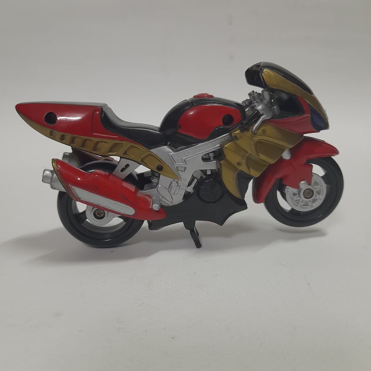 รถมอเตอร์ไซด์ แมชชีนทอเนเดอร์ ของไรเดอร์ อากิโตะ มีเฉพาะรถ มือสองสภาพดี มีรอยบ้าง ขนาดตามรูป ขาตั้งพับตั้งได้