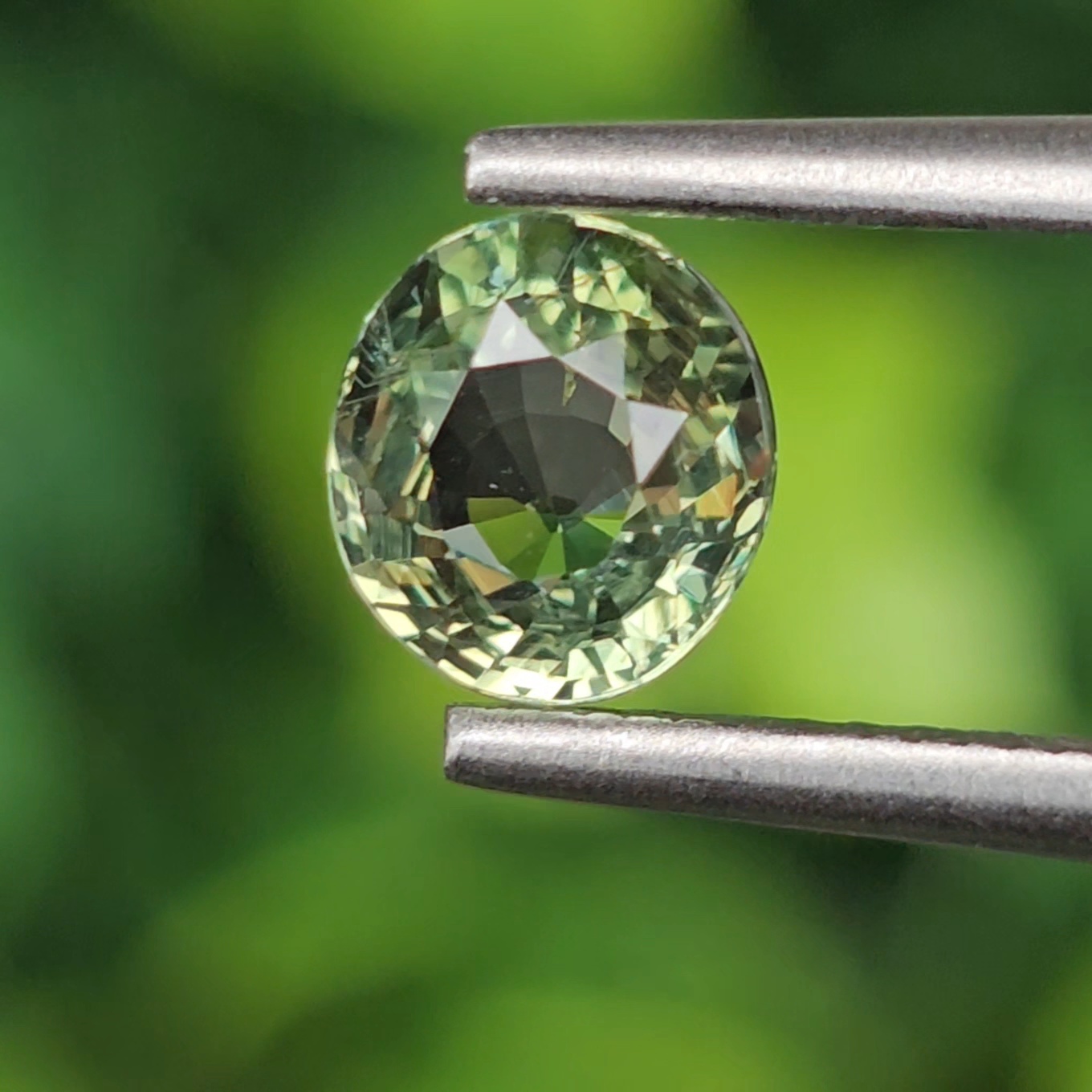 พลอย เขียวส่อง Green Sapphire 0.85 กะรัต (Cts.) ดิบ (Unheated) พลอยแท้ อัญมณีมงคลประจําวันเกิด เครื่องประดับพลอย