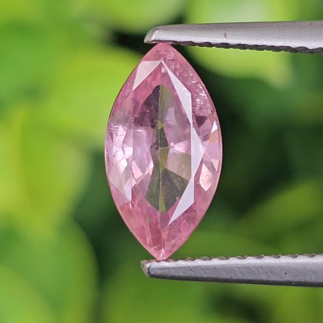 พลอย พัดพารัดชา Padparadscha Sapphire 2.45 กะรัต (Cts.) พร้อมใบเซอร์ พลอยแท้ อัญมณีมงคลประจําวันเกิด เครื่องประดับพลอย สำเนา สำเนา