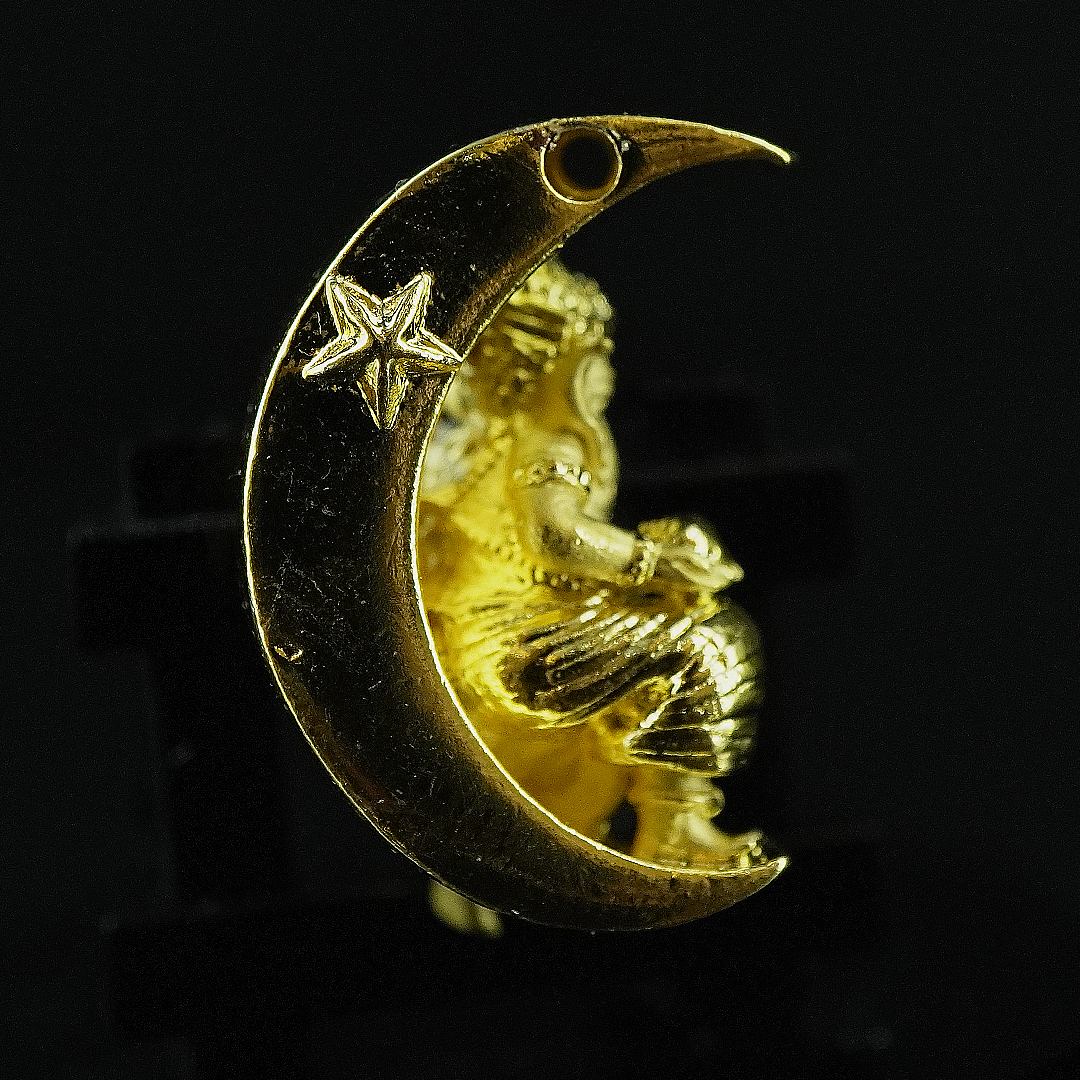 พระพิฆเนศน้อย ประทับจันทร์ รหัส 3 เนื้อสัมฤทธิ์ชุบทองขัดเงา