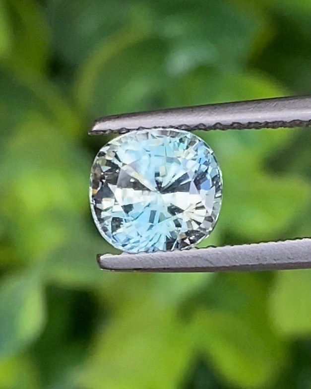 พลอย เพทาย (Zircon) 2.10 กะรัต (Cts.) พลอยแท้ อัญมณีมงคลประจําวันเกิด เครื่องประดับพลอย