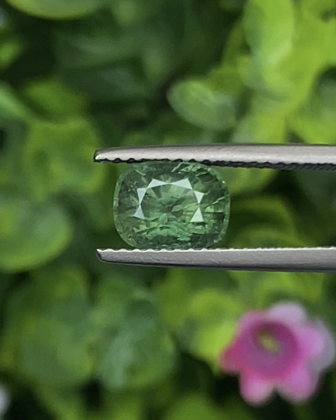 พลอย เขียวส่อง (Green Sapphire) 2.08 กะรัต (Cts.) พลอยแท้ อัญมณีมงคลประจําวันเกิด เครื่องประดับพลอย