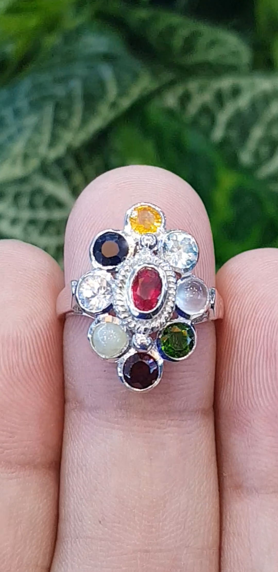 แหวน พลอยนพเก้า Nine Gems Silver Ring (Size) 53 ตัวเรือนเงิน ชุบทองคำขาว/โรเดียม ประดับด้วยเพทาย เพชร CZ คัดคุณภาพ