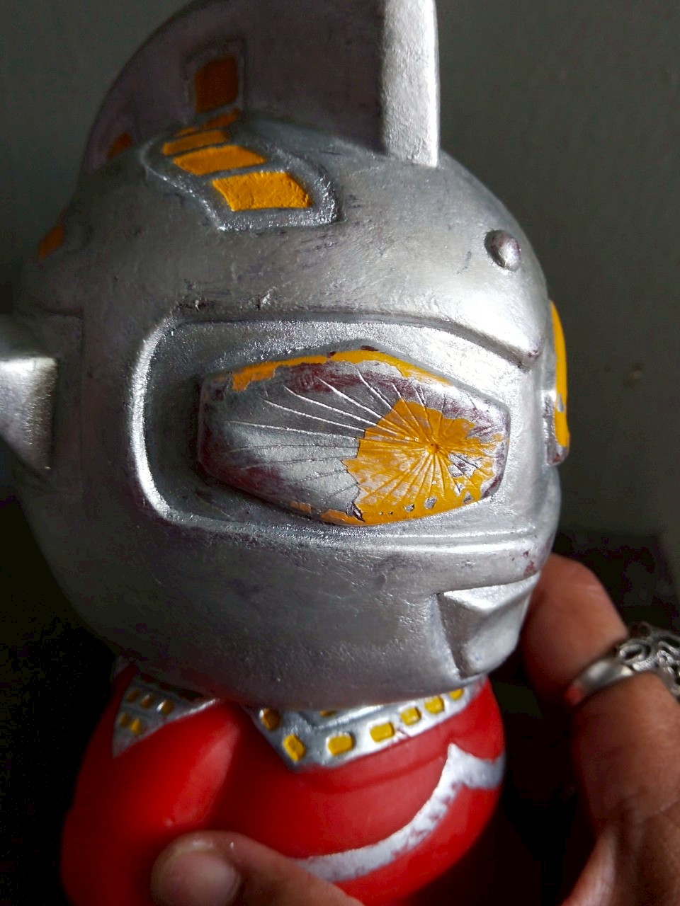 ออมสินอุลตร้าเซเว่น** ผ่านการทำสีมาบ้าง ขนาดประมาณ 6 นิ้ว ตามภาพ งานเก่าเก็บสะสม