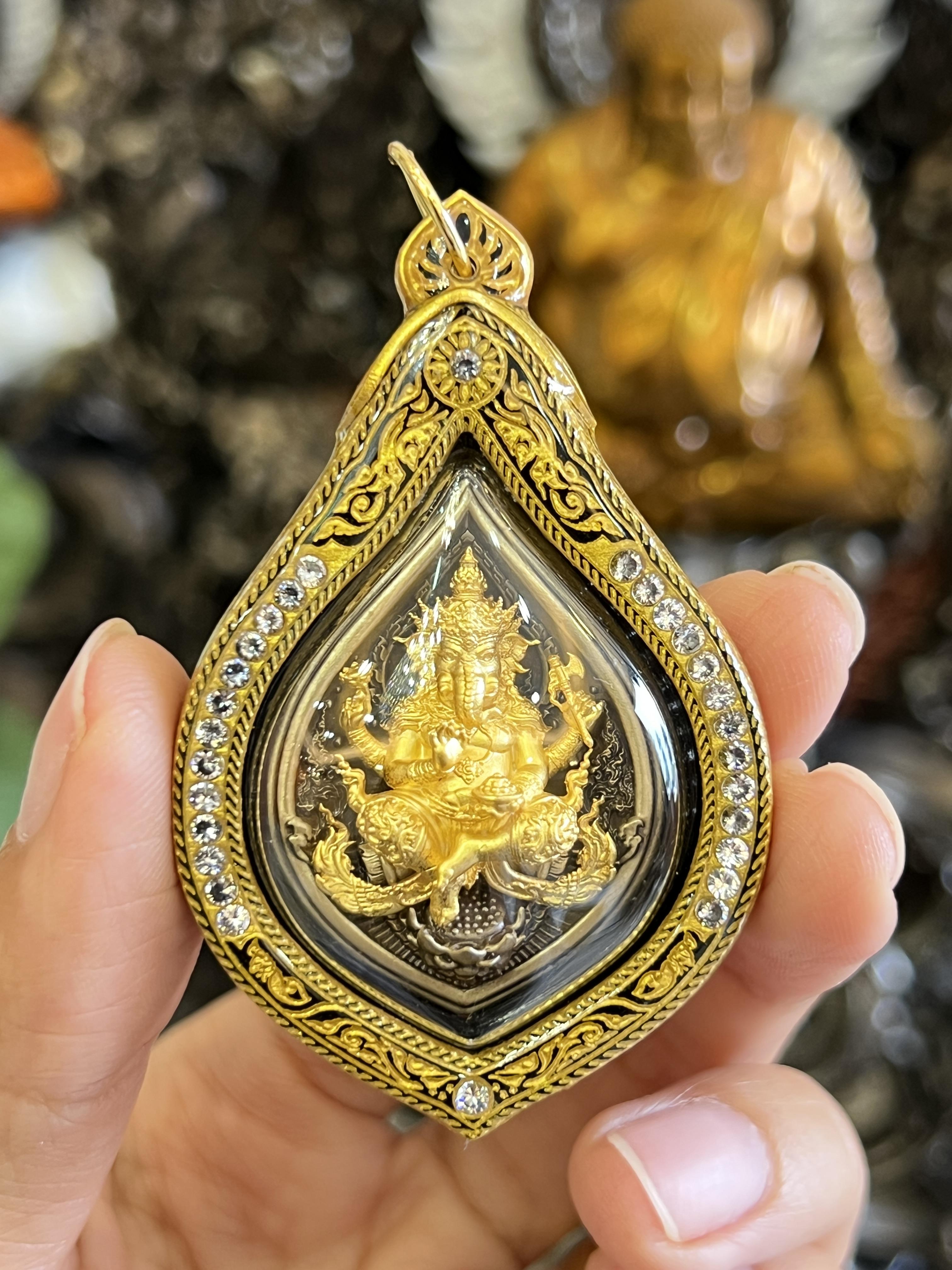 เหรียญพระพิฆเนศ รุ่น ปิติ สุขสำเร็จ เนื้อบรอนซ์ซาตินองค์ชุบทอง เลี่ยมอคริลิคลายขอบข้าง
