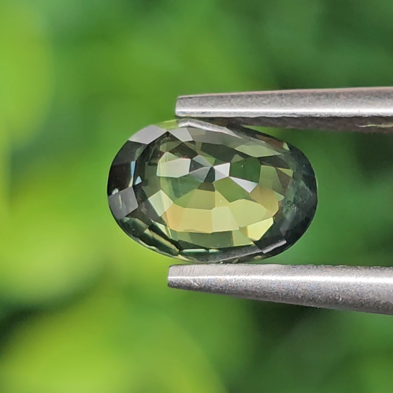 พลอย เขียวส่อง Green Sapphire 1.13 กะรัต (Cts.) ดิบ (Unheated) พร้อมใบเซอร์ (With Certificate) พลอยแท้ อัญมณีมงคลประจําวันเกิด เครื่องประดับพลอย