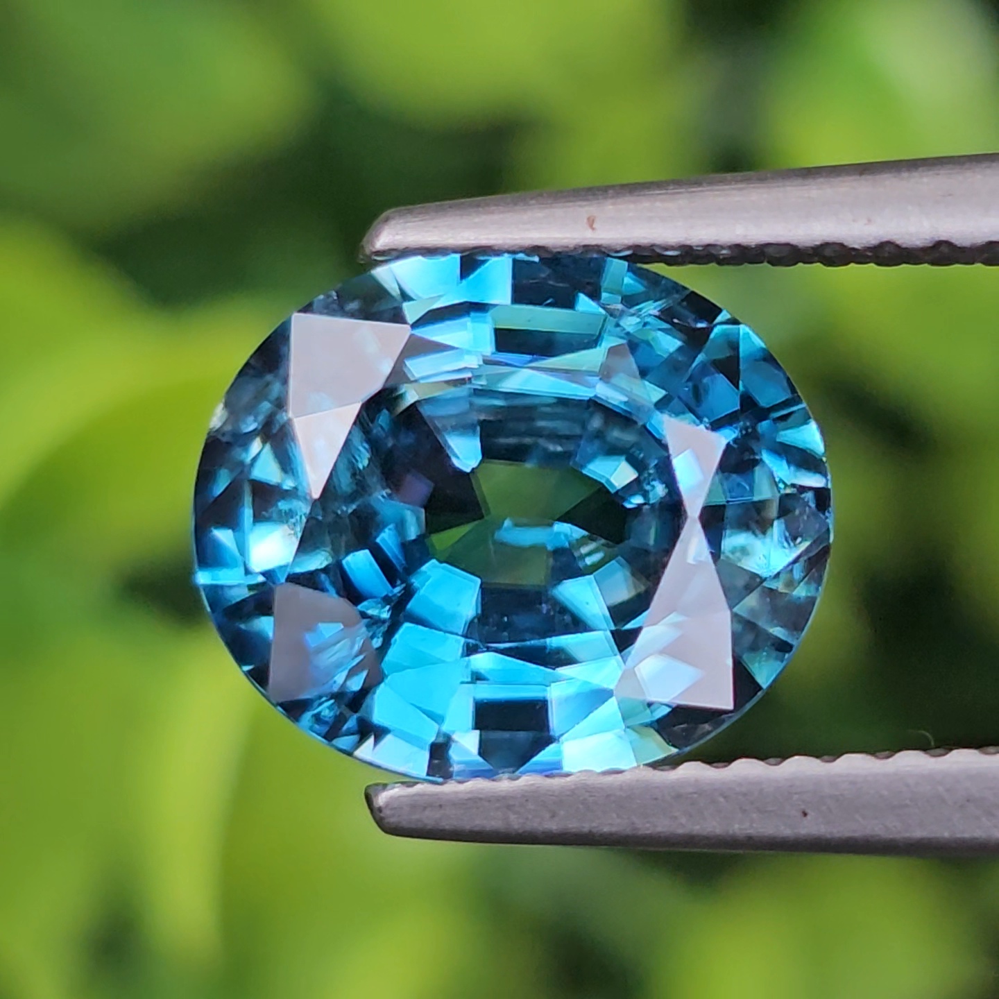 พลอย เพทาย (Zircon) 4.23 กะรัต (Cts.) พลอยแท้ อัญมณีมงคลประจําวันเกิด เครื่องประดับพลอย