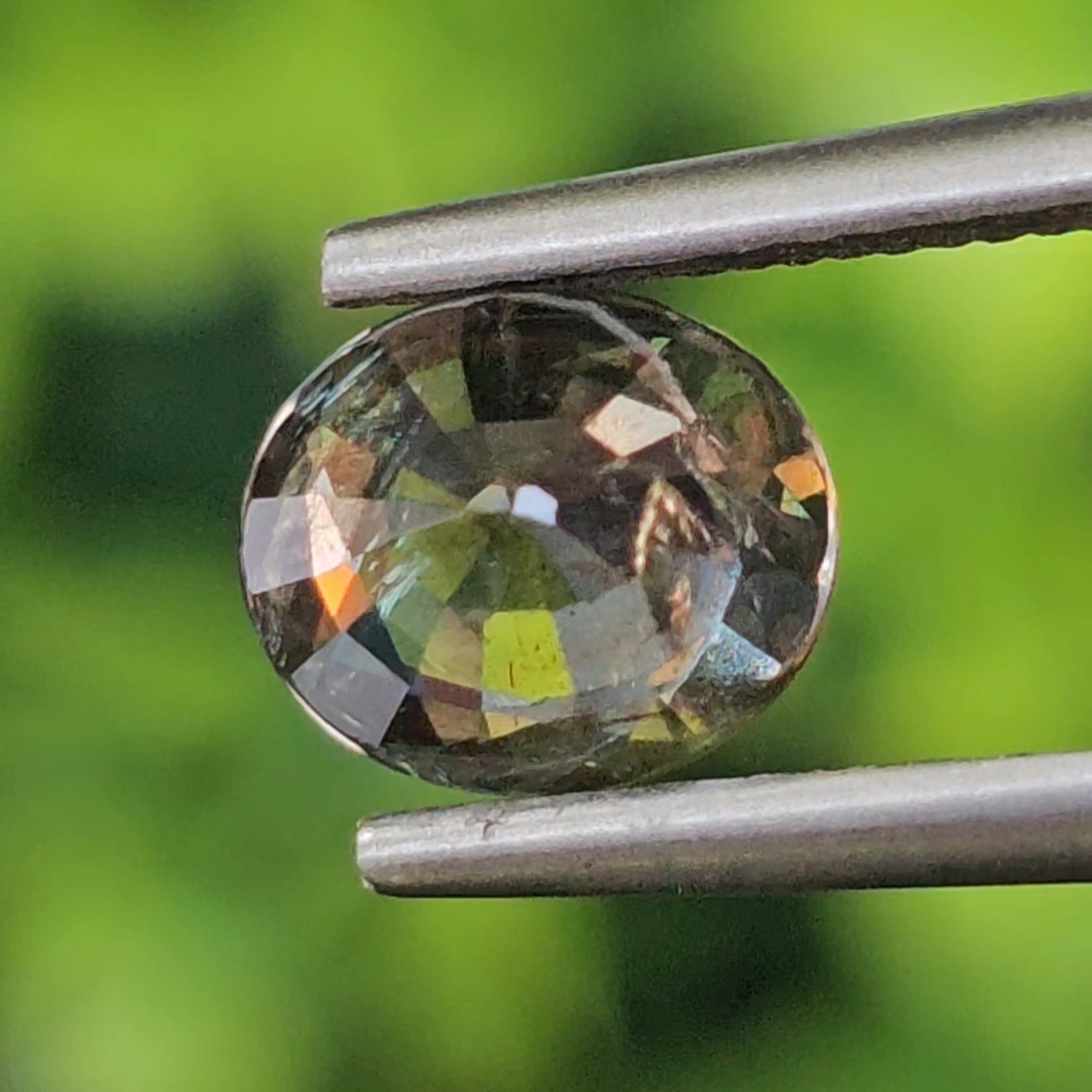 พลอย เขียวส่อง Green Sapphire 1.13 กะรัต (Cts.) ดิบ Unheated พลอยแท้ อัญมณีมงคลประจําวันเกิด เครื่องประดับพลอย