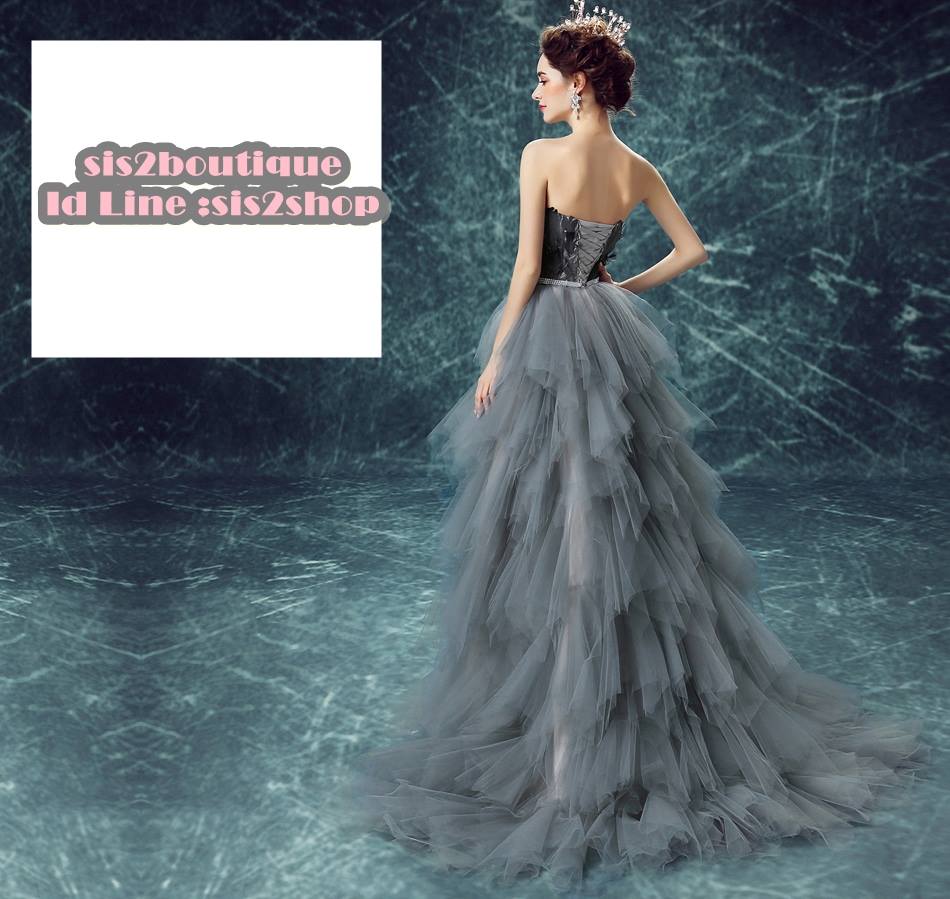 Pre-order ชุดแฟนซี ชุดราตรีสั้น สีดำเทา เกาะอก หน้าสั้นหลังยาว แต่งขนนกช่วงอก กระโปรงเป็นชั้น ๆ เชือกผูกหลัง