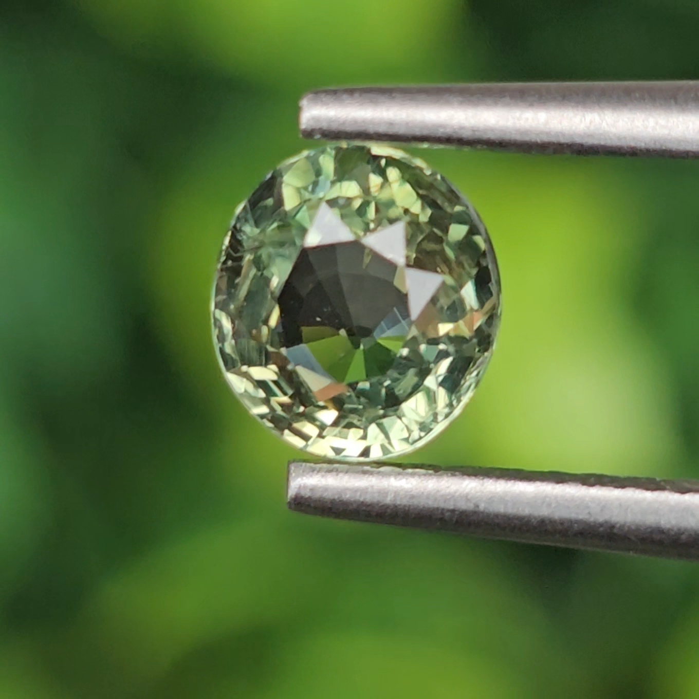 พลอย เขียวส่อง Green Sapphire 0.85 กะรัต (Cts.) ดิบ (Unheated) พลอยแท้ อัญมณีมงคลประจําวันเกิด เครื่องประดับพลอย