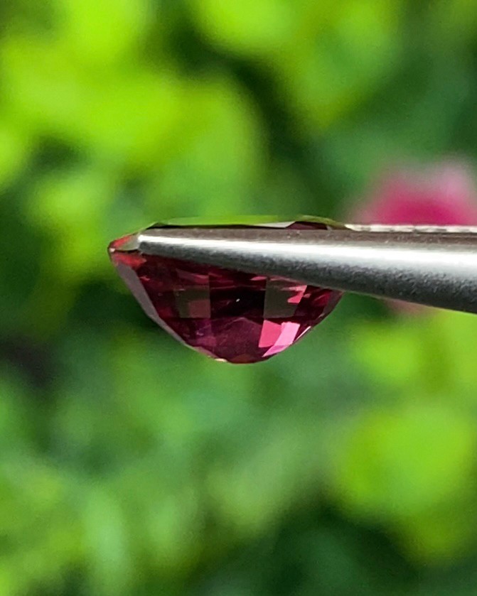 พลอย โรโดไลต์ กาเน็ท Rhodolite Garnet 2.11 กะรัต Cts.พลอยแท้ อัญมณีมงคลประจําวันเกิด เครื่องประดับพลอย