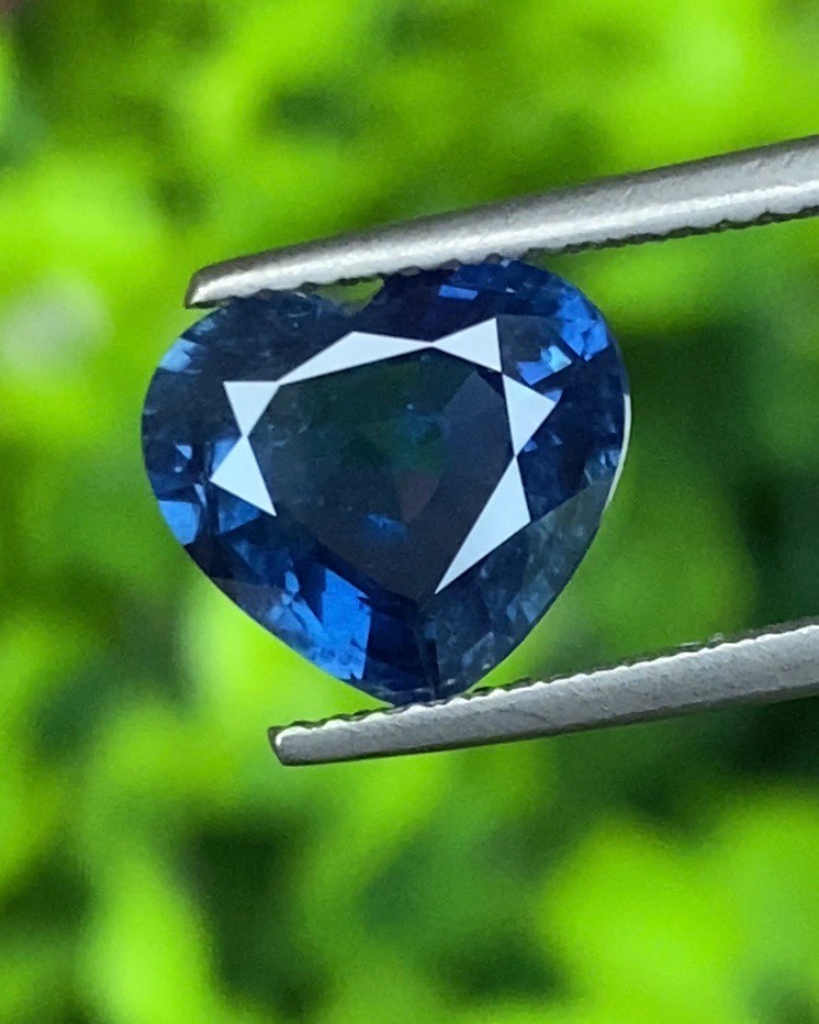 พลอย ไพลิน Blue Sapphire 3.24 กะรัต (Cts.) ดิบ (Unheated ) พร้อมใบเซอร์ พลอยแท้ อัญมณีมงคลประจําวันเกิด เครื่องประดับพลอย