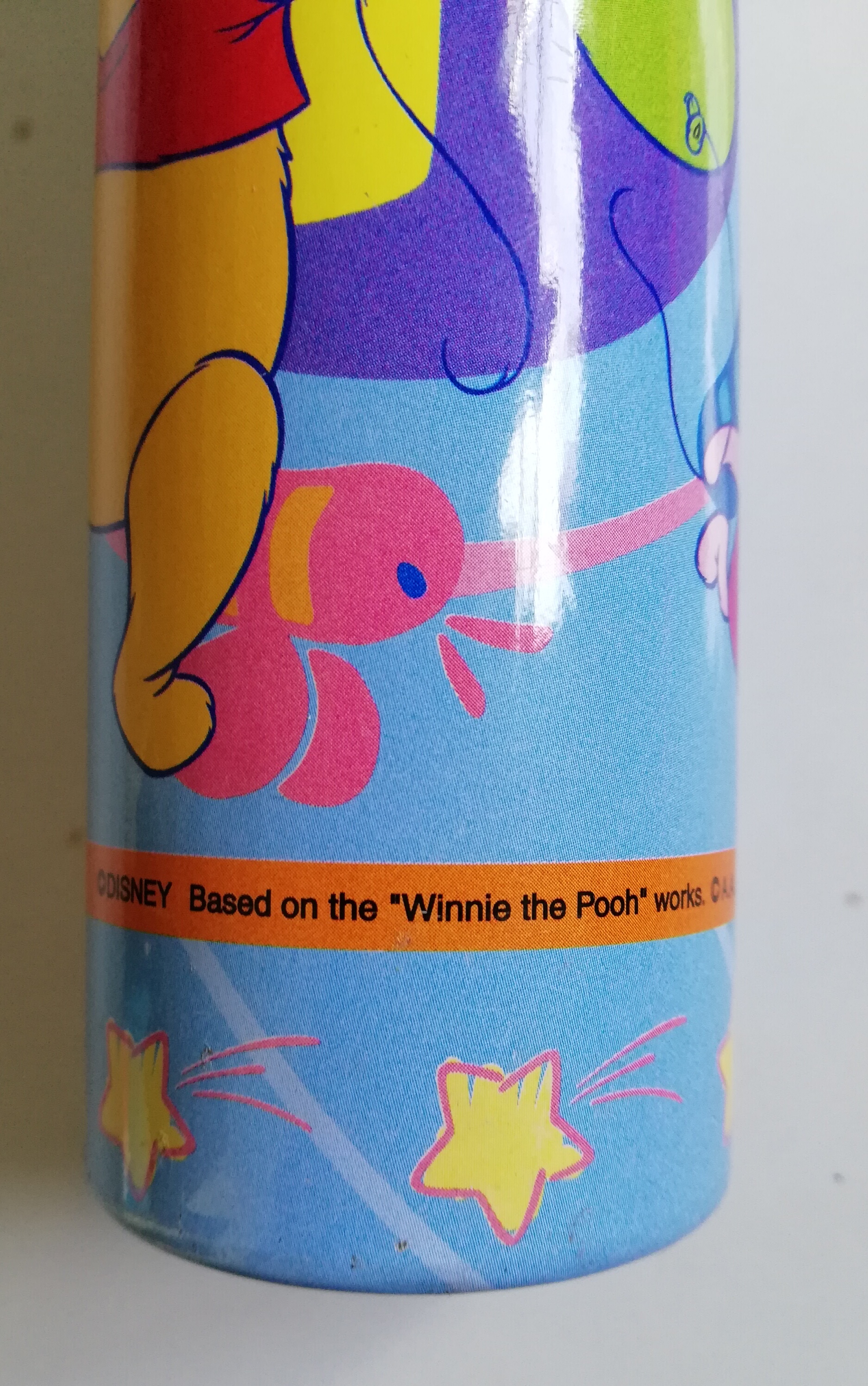 ของสะสมหมีพูห์ กระป๋องสังกะสีมีฝาปิด สีฟ้าลายหมี พูห์ พร้อมท๊อปเปอร์หมีพูห์ Winnie the Pooh เก่าเก็บตามสภาพ** มีตำหนิ โปรดตรวจสอบทุกภาพ
