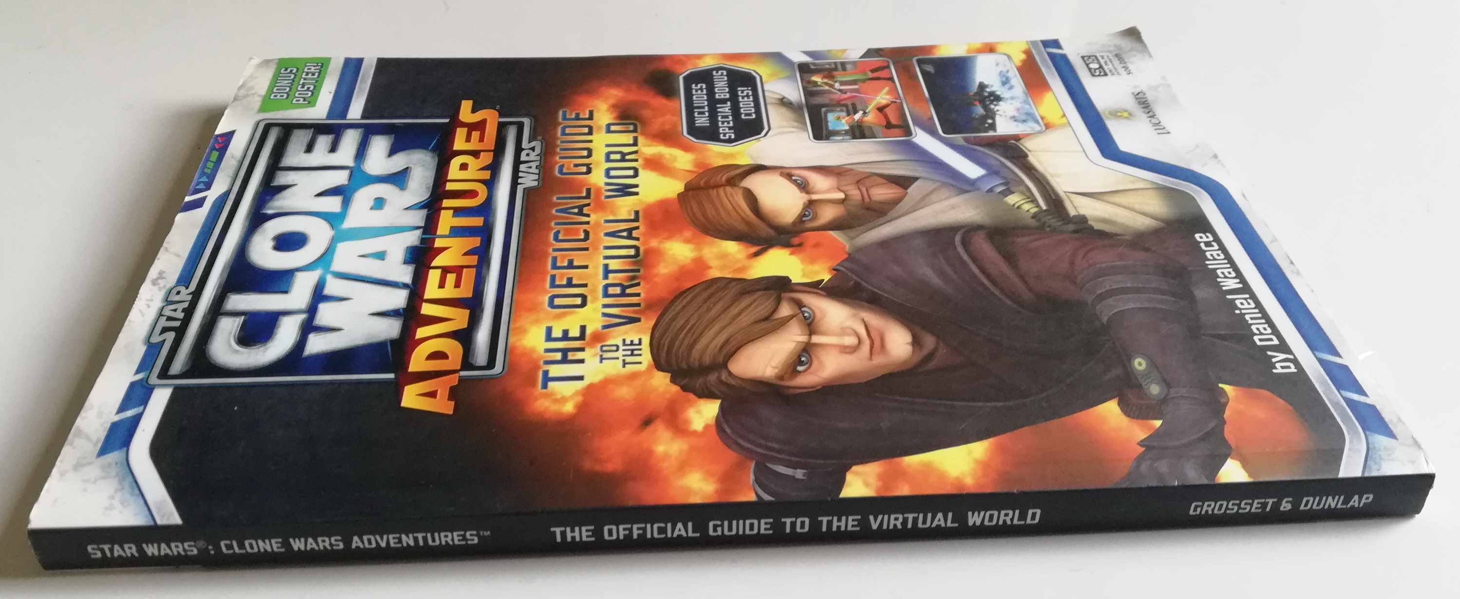 หนังสือขนาดพ็อคเก็ตบุ๊คภาพสีทั้งเล่ม Star Wars, Clone Wars Adventures , the official guide to the Virtual World ** มีตำหนิ โปรดตรวจสอบทุกภาพ