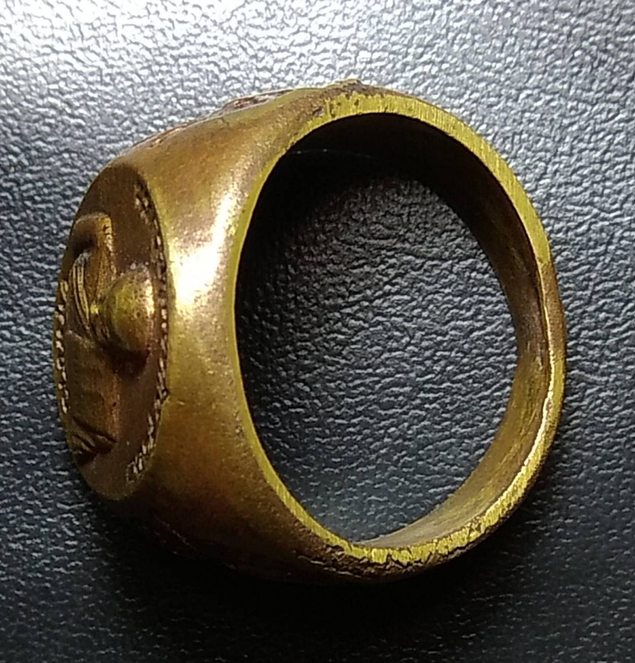 ร010 แหวนเนื้อระฆังโบราณ หลวงพ่อชำนาญ วัดบางกุฎีทอง จ.ปทุมธานี ขนาด 1.8 ซม