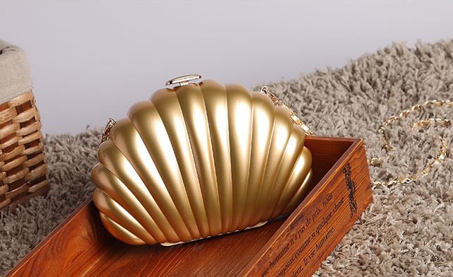 พร้อมส่ง Evening Clutch กระเป๋าออกงาน ทรงเปลือกหอย ใส่ของได้เยอะจุใจ สีขาวมุก มาพร้อมสายสะพายยาว