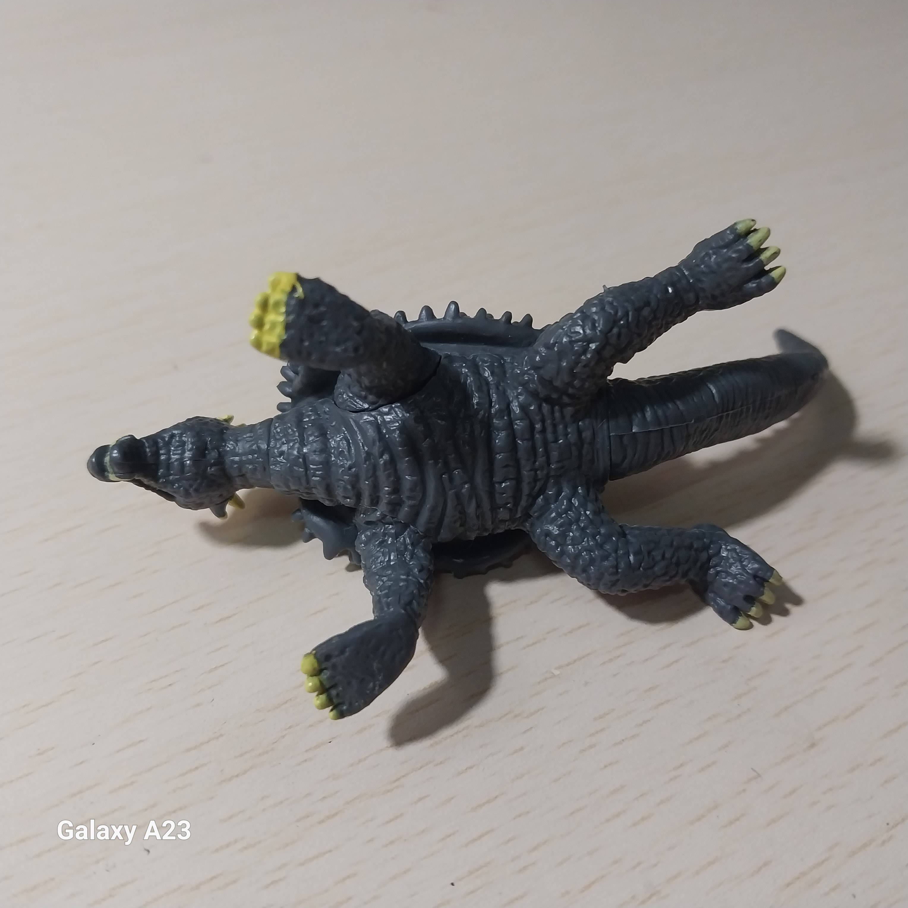 มือ2 มีหลายภาพ,กาชาปอง ยางตัน ขนาด 3 นิ้ว สัตว์ประหลาด แองกีรัส สภาพดี มีรอยบ้าง